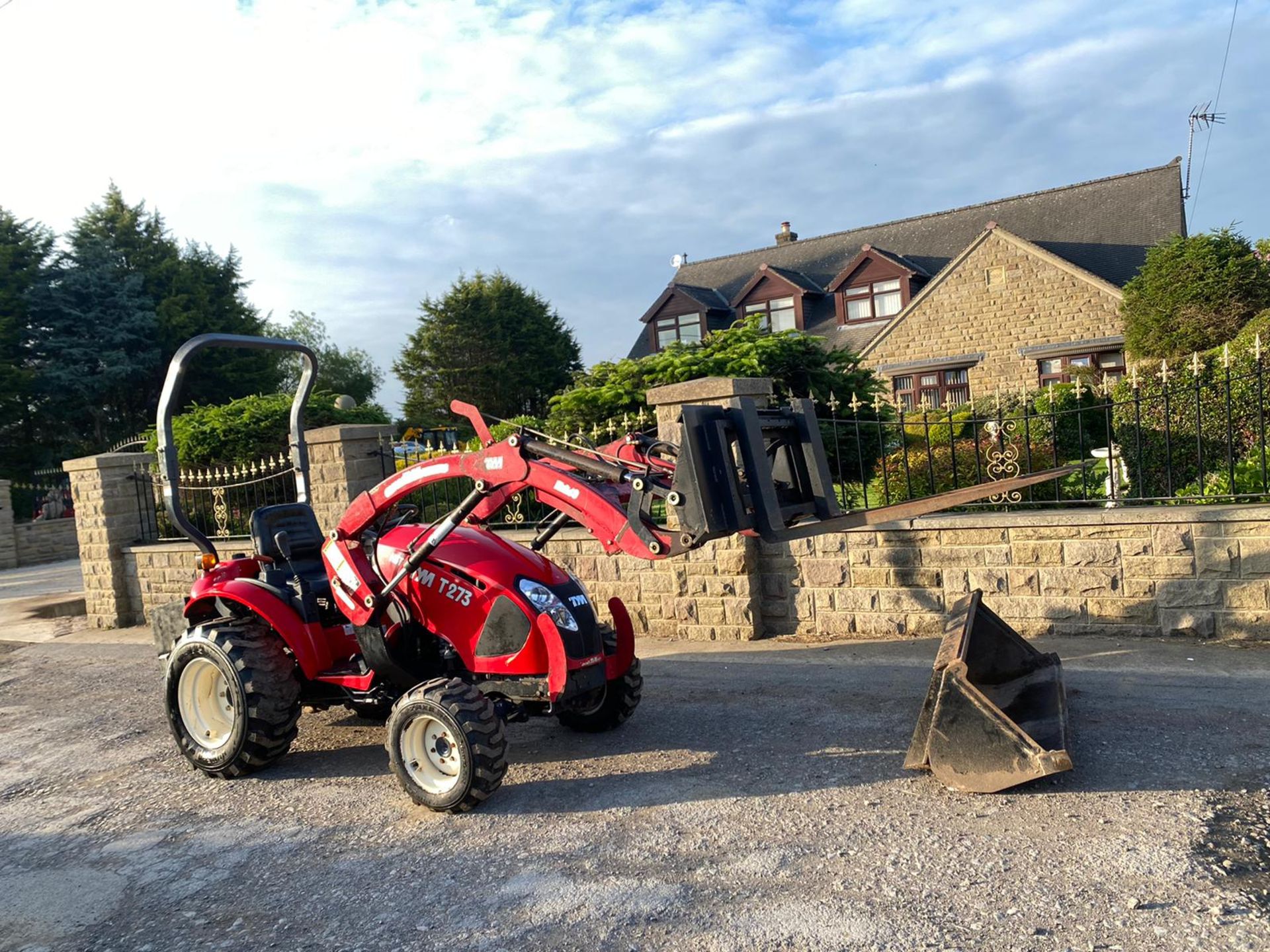 337 HOURS!!! TYM T273 COMPACT TRACTOR WITH FRONT LOADER, 4 WHEEL DRIVE *PLUS VAT*