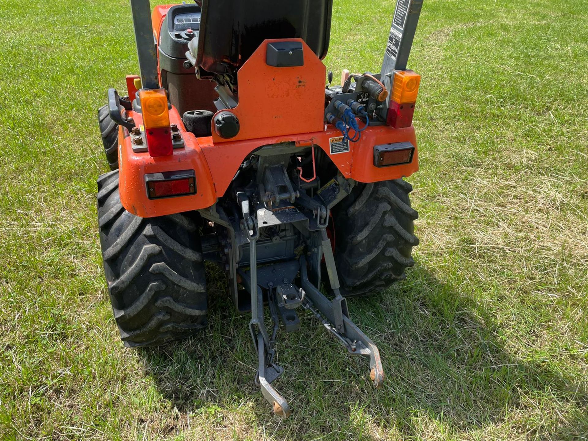 KUBOTA BX2200 COMPACT TRACTOR WITH 48" UNDERSLUNG DECK, RUNS DRIVES AND CUTS, HYDROSTATIC *PLUS VAT* - Image 6 of 8