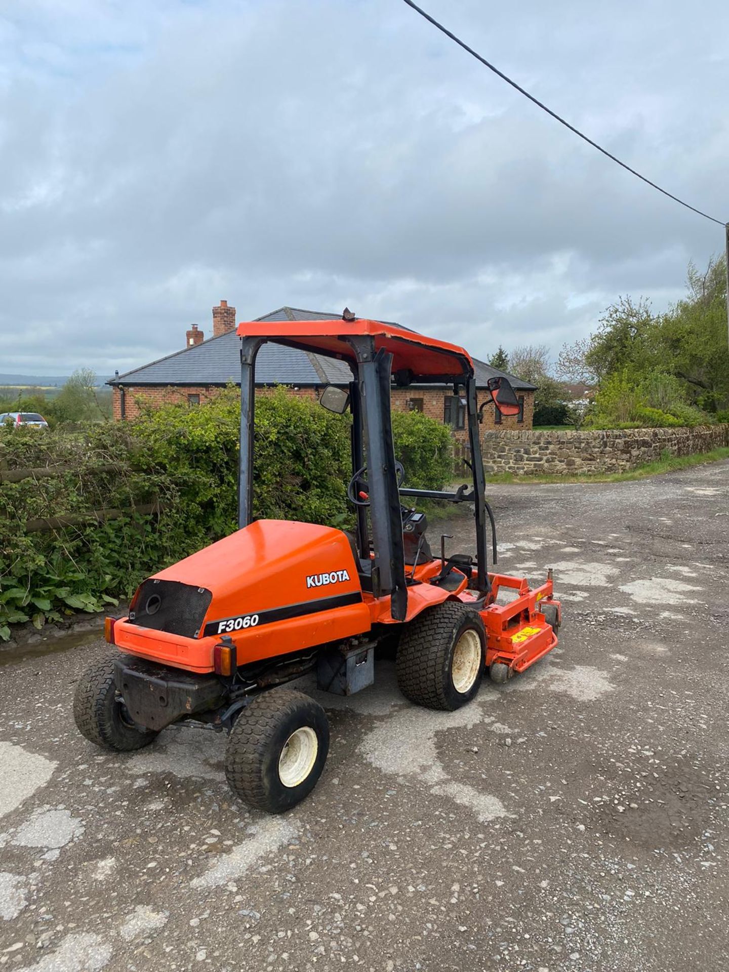 KUBOTA F3060 RIDE ON LAWN MOWER, RUNS DRIVES AND CUTS, CANOPY, 4 CYLINDER KUBOTA ENGINE *NO VAT* - Image 3 of 6