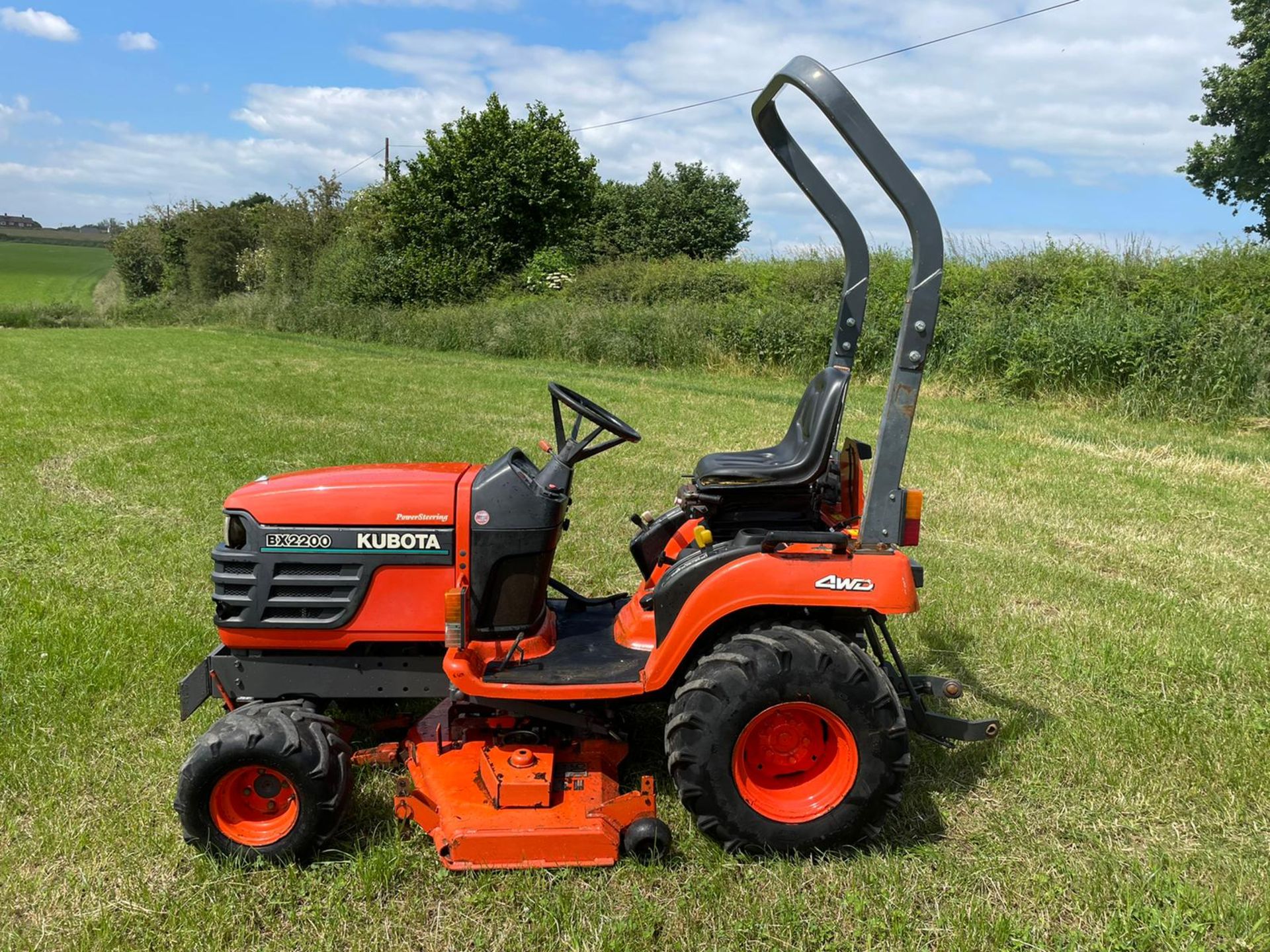 KUBOTA BX2200 COMPACT TRACTOR WITH 48" UNDERSLUNG DECK, RUNS DRIVES AND CUTS, HYDROSTATIC *PLUS VAT* - Image 3 of 8