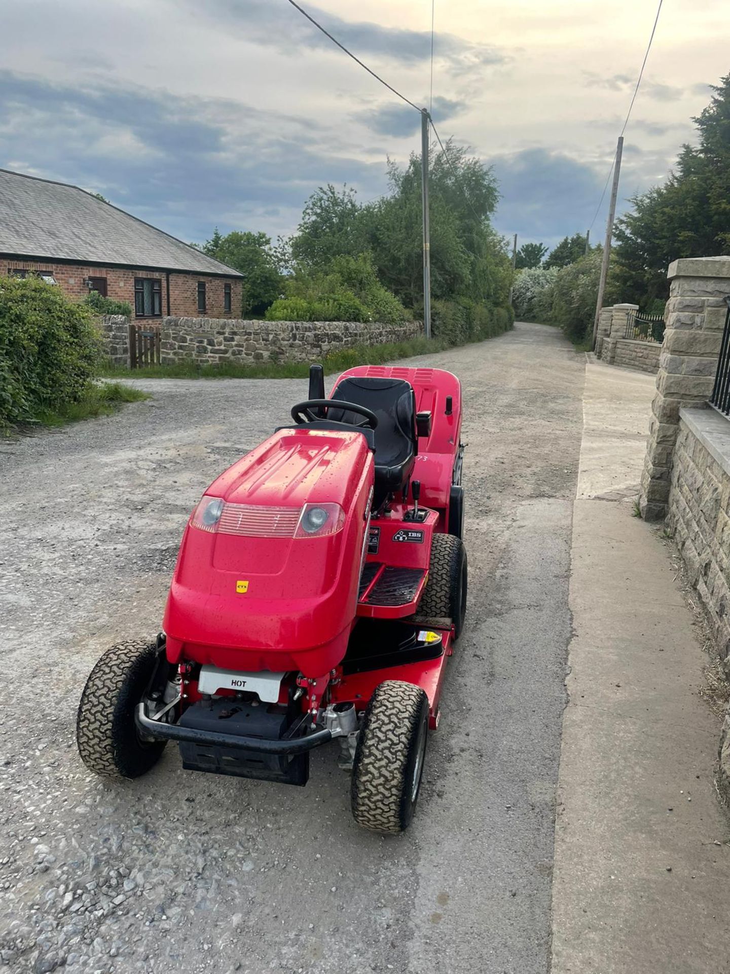 COUNTAX C25-4WD RIDE ON LAWN MOWER, RUNS AND WORKS, CUTS AND COLLECTS *NO VAT* - Image 2 of 7