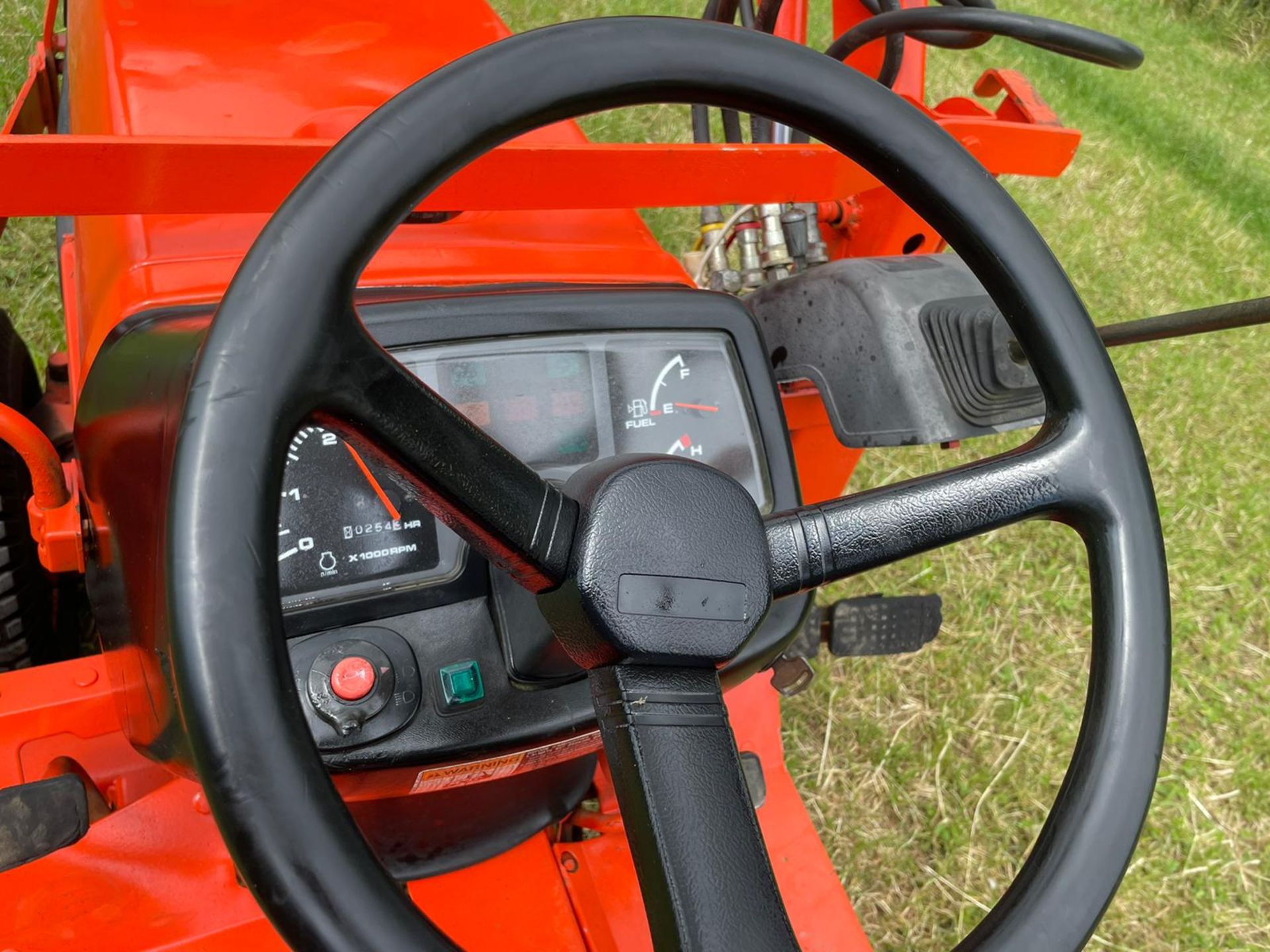 2001/51 B2410 COMPACT TRACTOR WITH LOADER AND BUCKET, 24hp, SHOWING 254 HOURS! *PLUS VAT* - Image 12 of 13