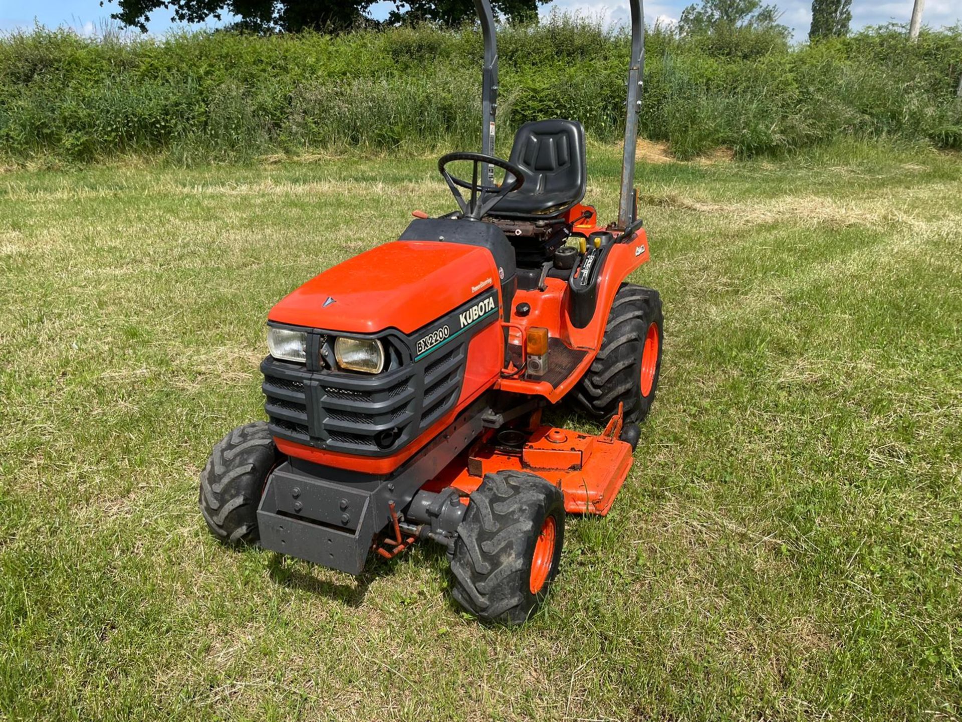 KUBOTA BX2200 COMPACT TRACTOR WITH 48" UNDERSLUNG DECK, RUNS DRIVES AND CUTS, HYDROSTATIC *PLUS VAT* - Image 2 of 8