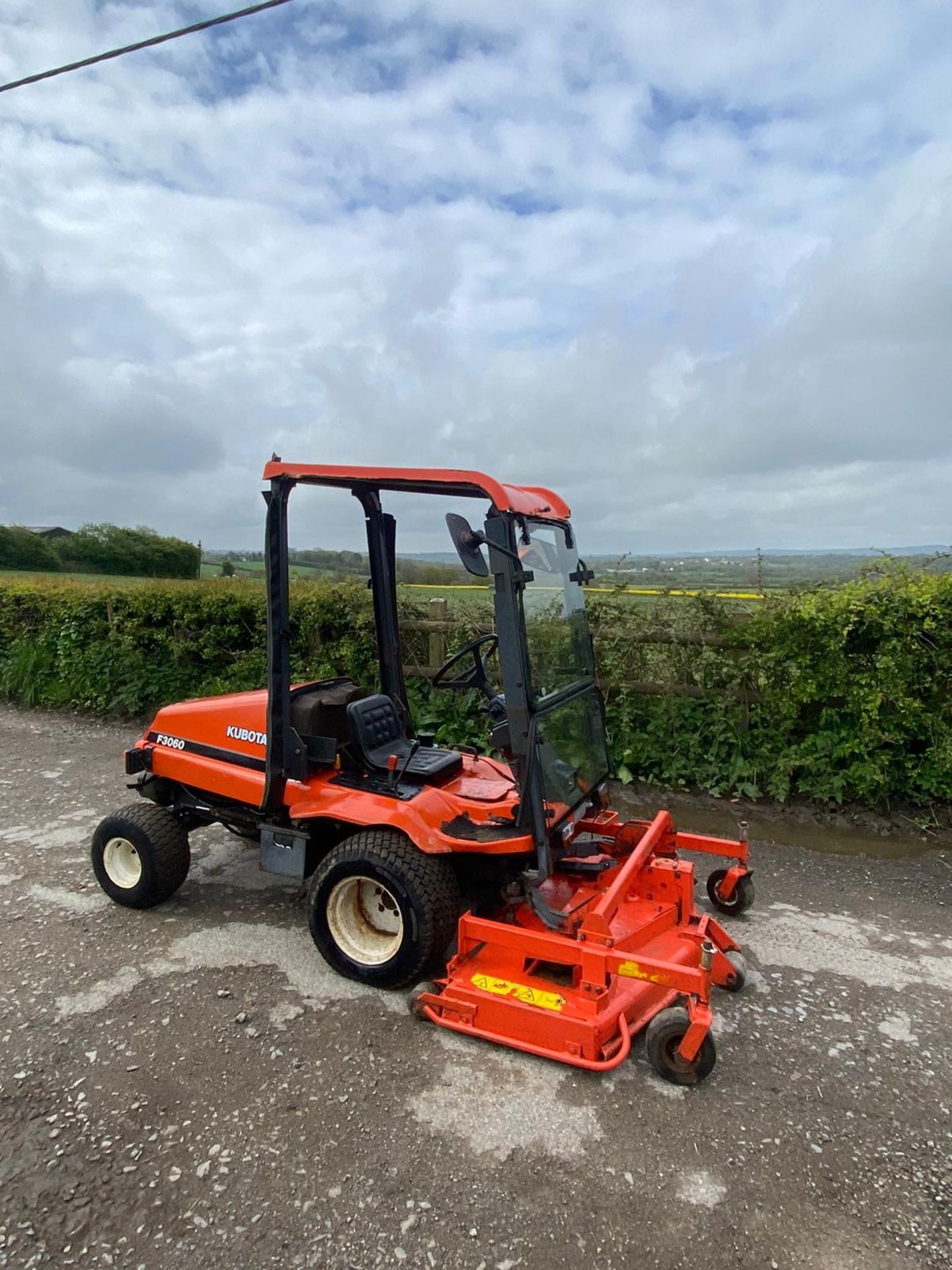 KUBOTA F3060 RIDE ON LAWN MOWER, RUNS DRIVES AND CUTS, CANOPY, 4 CYLINDER KUBOTA ENGINE *NO VAT* - Image 4 of 6