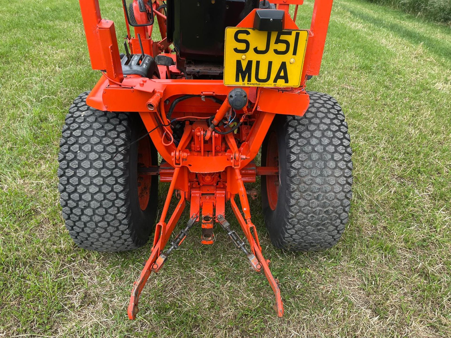 2001/51 B2410 COMPACT TRACTOR WITH LOADER AND BUCKET, 24hp, SHOWING 254 HOURS! *PLUS VAT* - Image 9 of 13