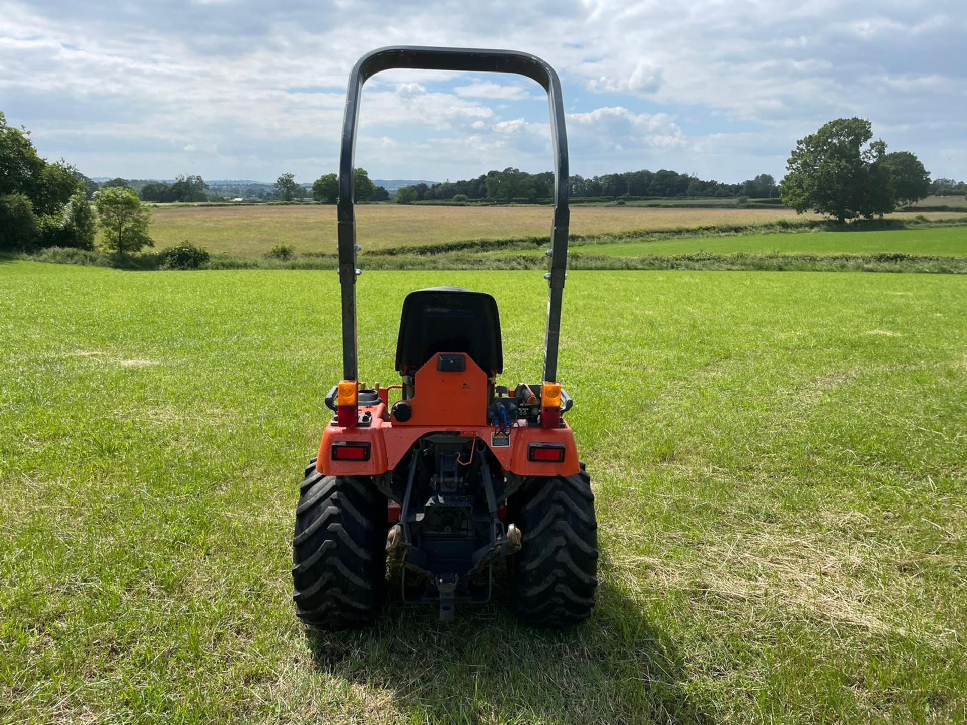 KUBOTA BX2200 COMPACT TRACTOR WITH 48" UNDERSLUNG DECK, RUNS DRIVES AND CUTS, HYDROSTATIC *PLUS VAT* - Image 5 of 8