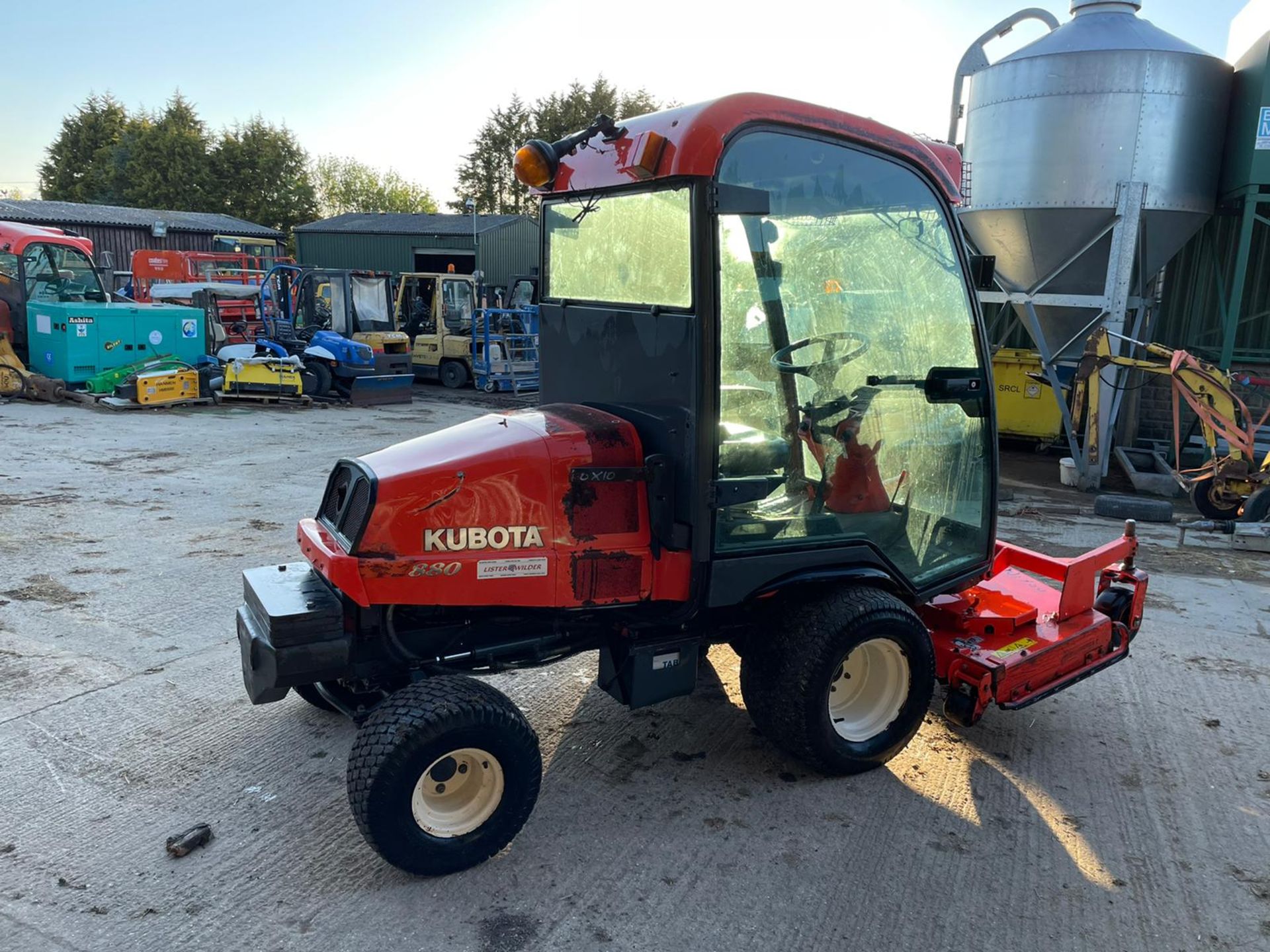 2007 KUBOTA F2880 RIDE ON MOWER, RUNS DRIVES AND CUTS, FULLY GLASS CAB, HYDROSTATIC *PLUS VAT* - Image 4 of 6