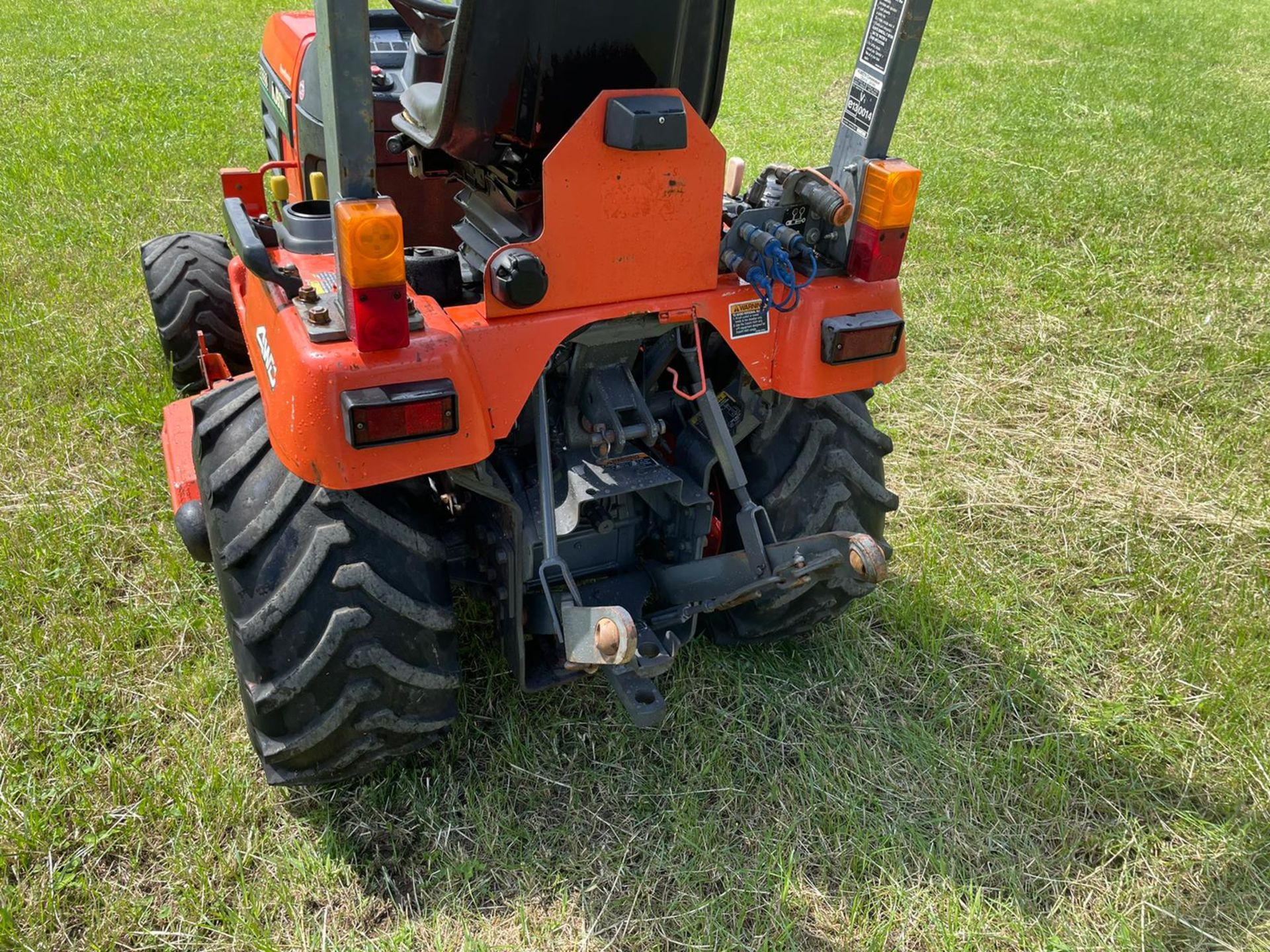 KUBOTA BX2200 COMPACT TRACTOR WITH 48" UNDERSLUNG DECK, RUNS DRIVES AND CUTS, HYDROSTATIC *PLUS VAT* - Image 7 of 8