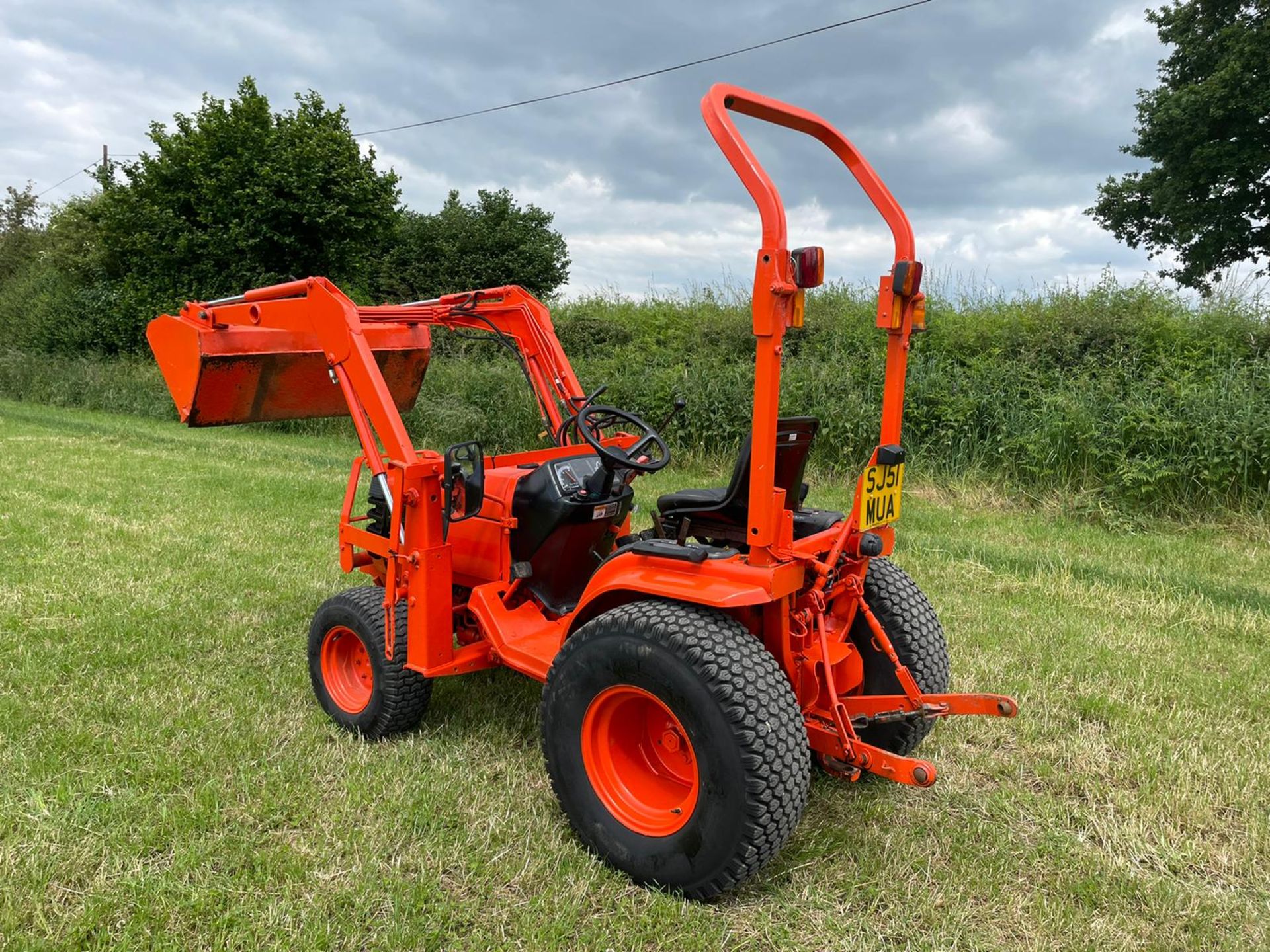 2001/51 B2410 COMPACT TRACTOR WITH LOADER AND BUCKET, 24hp, SHOWING 254 HOURS! *PLUS VAT* - Image 6 of 13