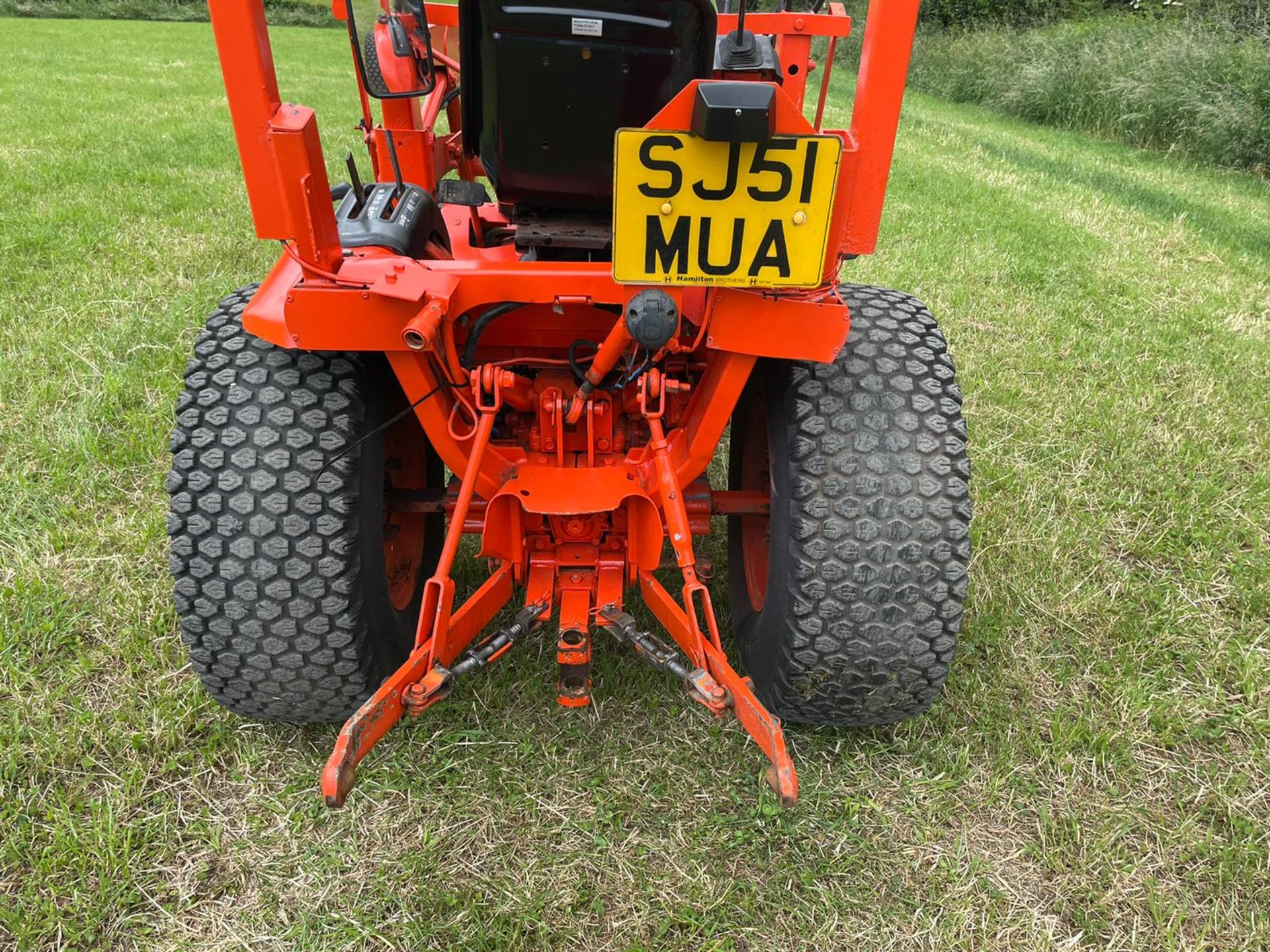 2001/51 B2410 COMPACT TRACTOR WITH LOADER AND BUCKET, 24hp, SHOWING 254 HOURS! *PLUS VAT* - Image 13 of 13