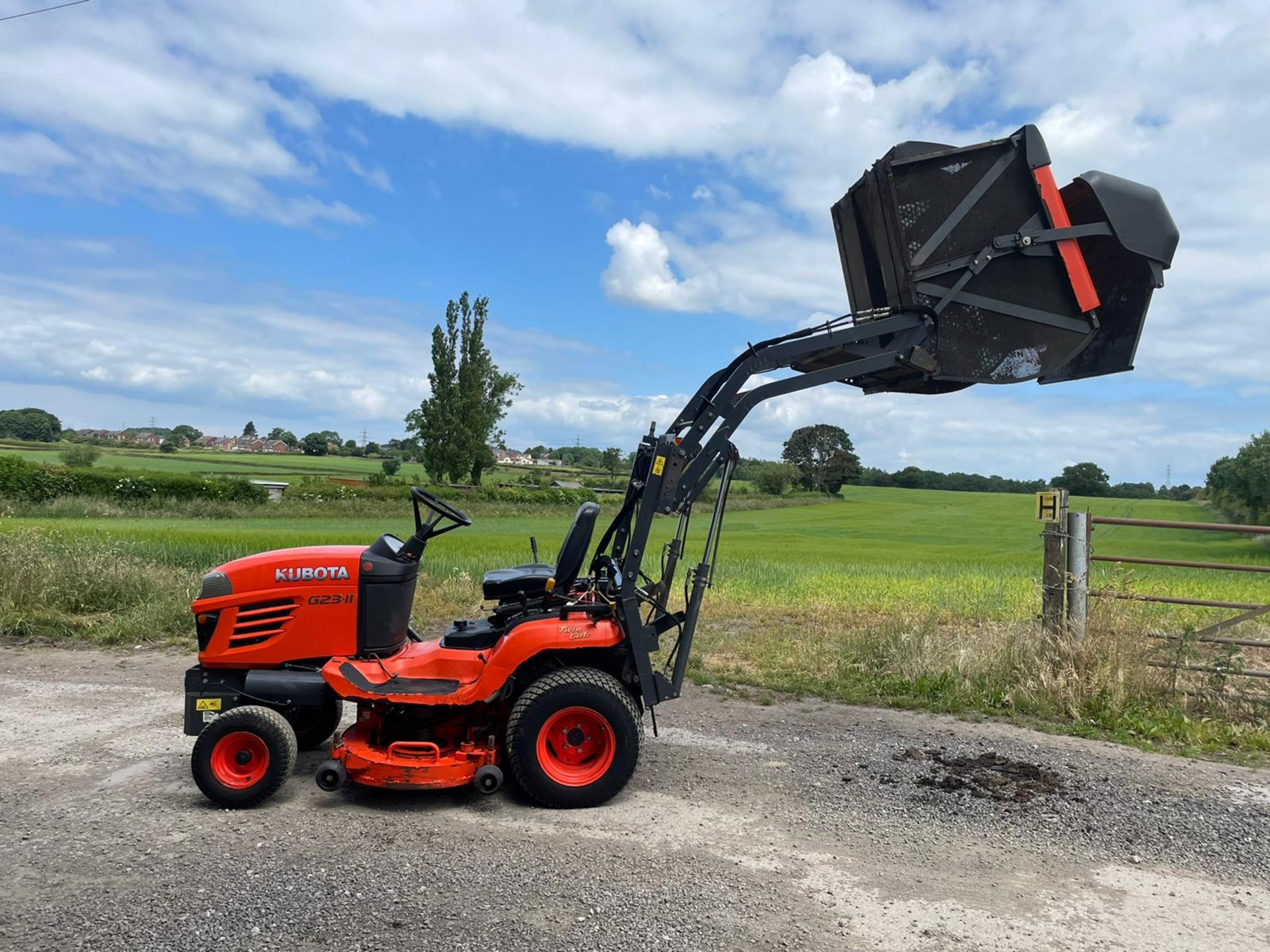 2013 KUBOTA G23-II RIDE ON HIGH TIP MOWER, RUNS AND DRIVES, SHOWING A LOW 771 HOURS *PLUS VAT*
