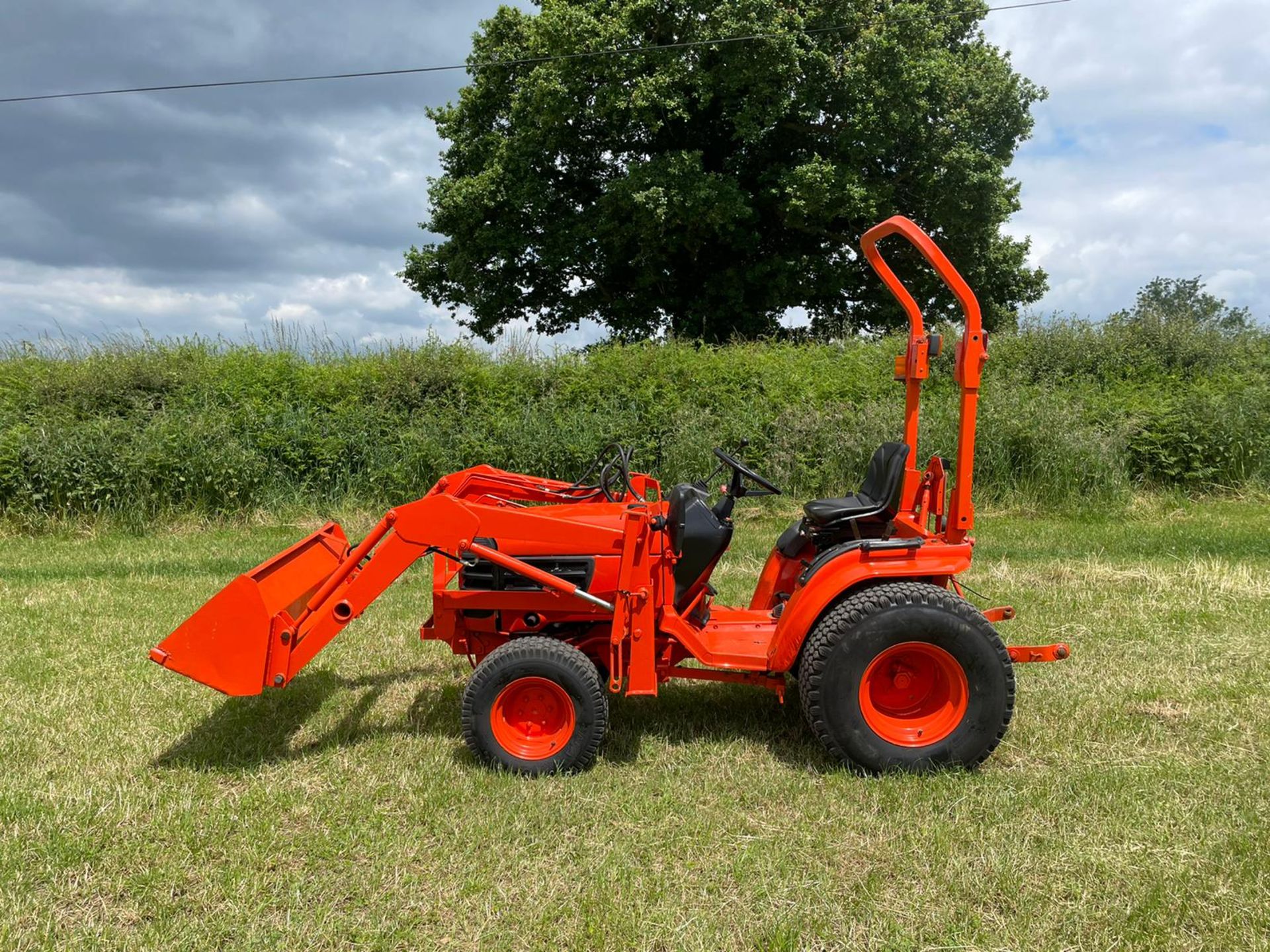 2001/51 B2410 COMPACT TRACTOR WITH LOADER AND BUCKET, 24hp, SHOWING 254 HOURS! *PLUS VAT*