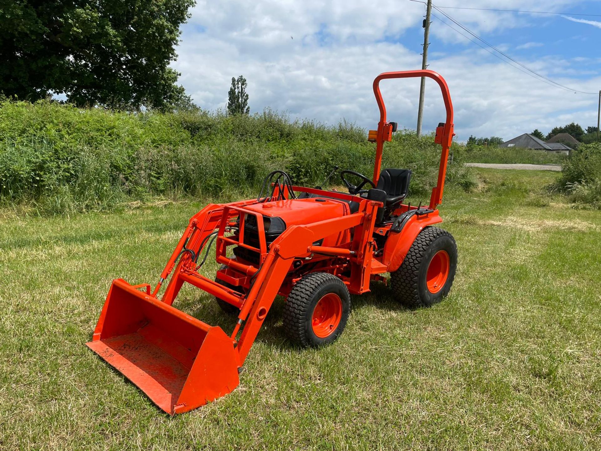 2001/51 B2410 COMPACT TRACTOR WITH LOADER AND BUCKET, 24hp, SHOWING 254 HOURS! *PLUS VAT* - Image 2 of 13