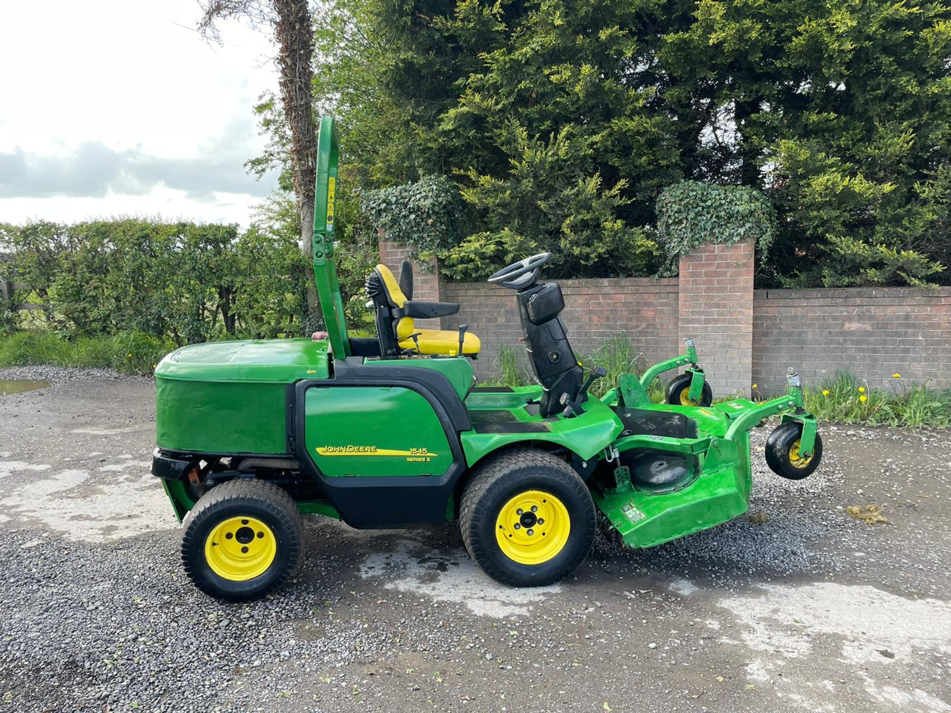 2011/60 JOHN DEERE 1545 RIDE ON MOWER, RUNS DRIVES AND CUTS, ROLL BAR, HYDROSTATIC *PLUS VAT* - Image 4 of 7