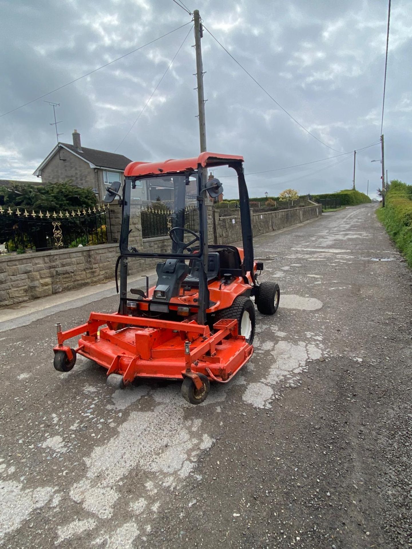 KUBOTA F3060 RIDE ON LAWN MOWER, RUNS DRIVES AND CUTS, CANOPY, 4 CYLINDER KUBOTA ENGINE *NO VAT* - Image 5 of 6