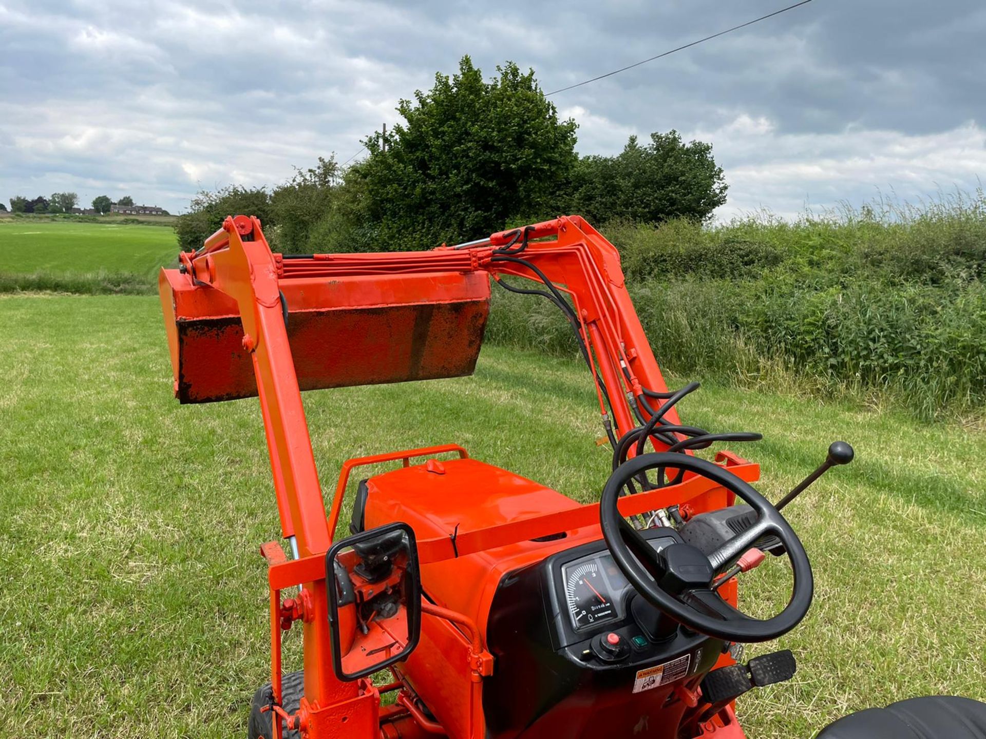 2001/51 B2410 COMPACT TRACTOR WITH LOADER AND BUCKET, 24hp, SHOWING 254 HOURS! *PLUS VAT* - Image 8 of 13