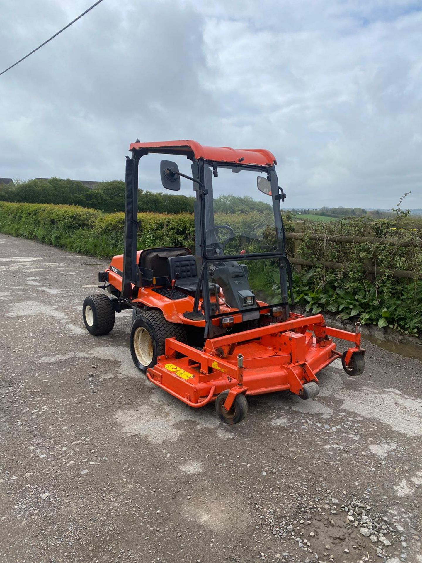 KUBOTA F3060 RIDE ON LAWN MOWER, RUNS DRIVES AND CUTS, CANOPY, 4 CYLINDER KUBOTA ENGINE *NO VAT* - Image 6 of 6