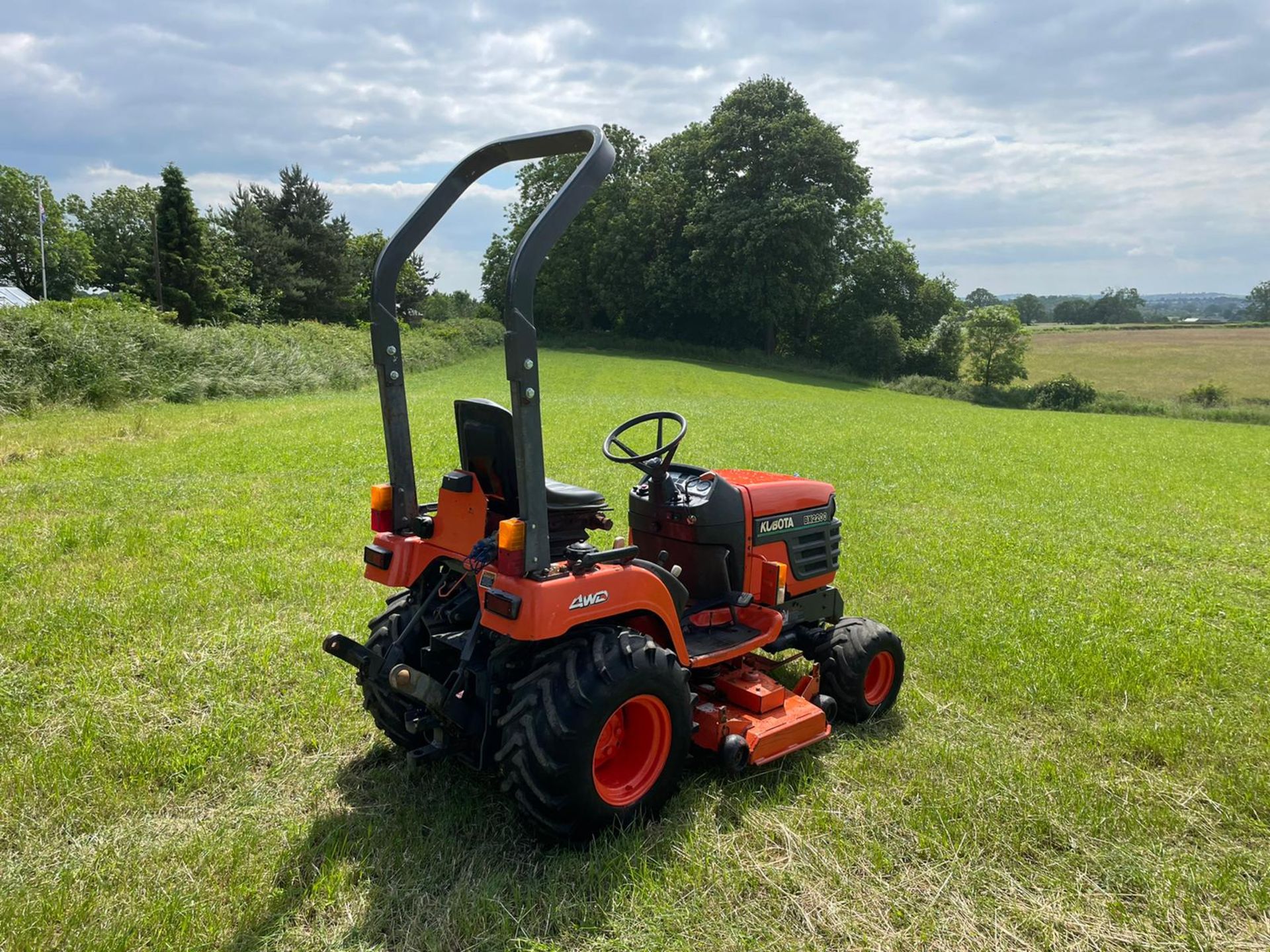 KUBOTA BX2200 COMPACT TRACTOR WITH 48" UNDERSLUNG DECK, RUNS DRIVES AND CUTS, HYDROSTATIC *PLUS VAT* - Image 4 of 8