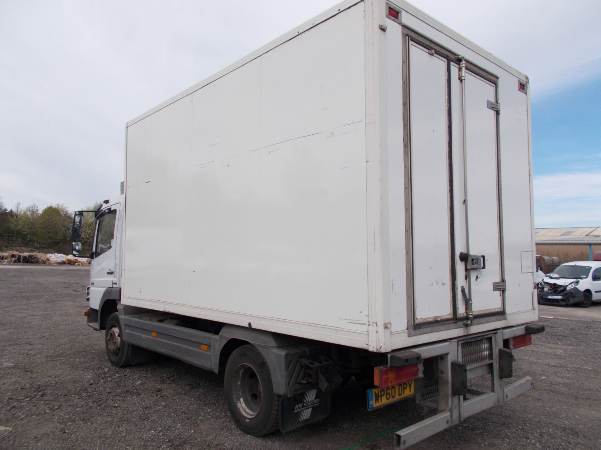 2010 MERCEDES ATEGO 815 DAY WHITE INSULATED VAN, DOUBLE FRIDEG COMPARTMENT *PLUS VAT* - Image 6 of 24