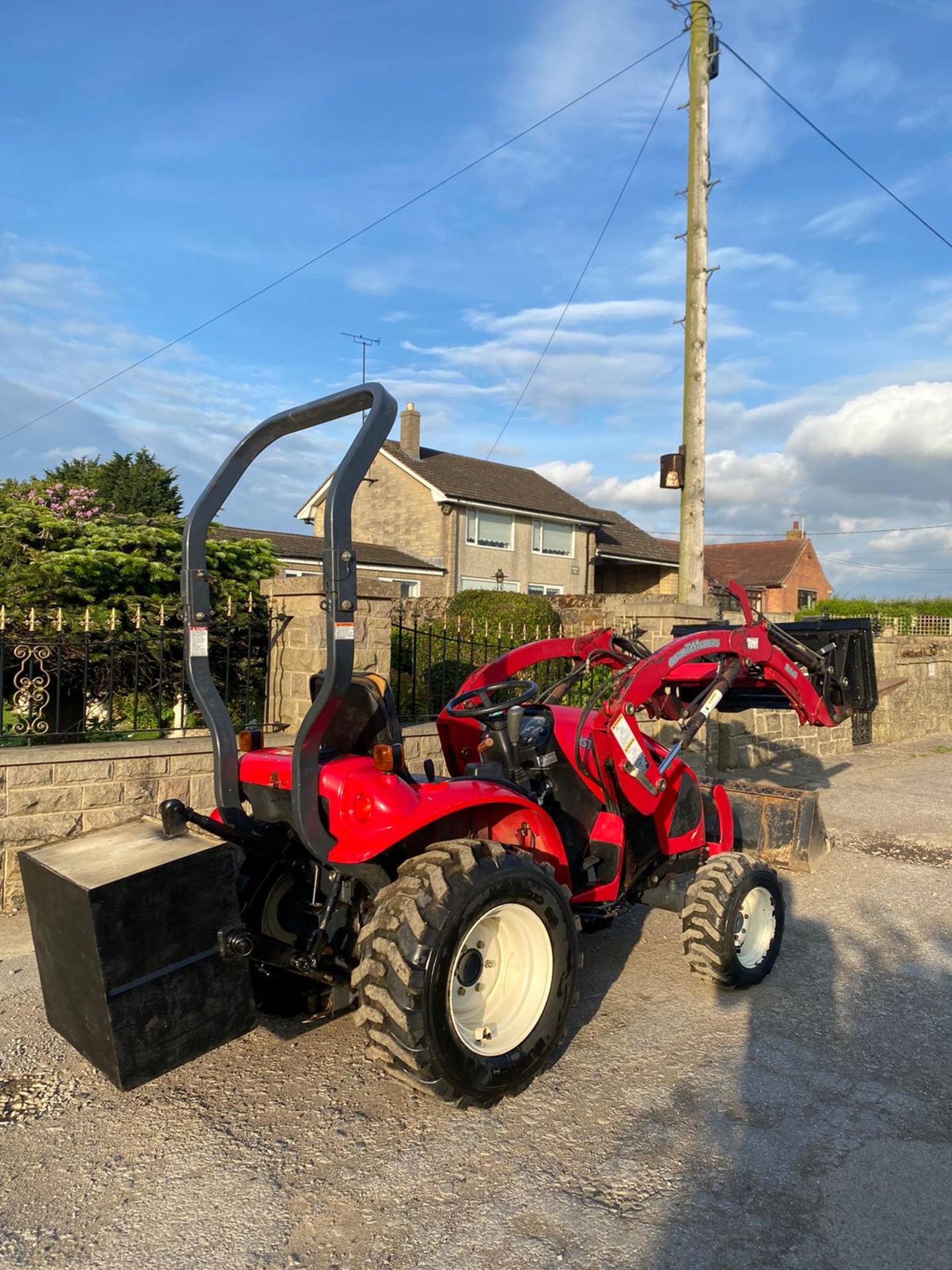 337 HOURS!!! TYM T273 COMPACT TRACTOR WITH FRONT LOADER, 4 WHEEL DRIVE *PLUS VAT* - Image 2 of 8