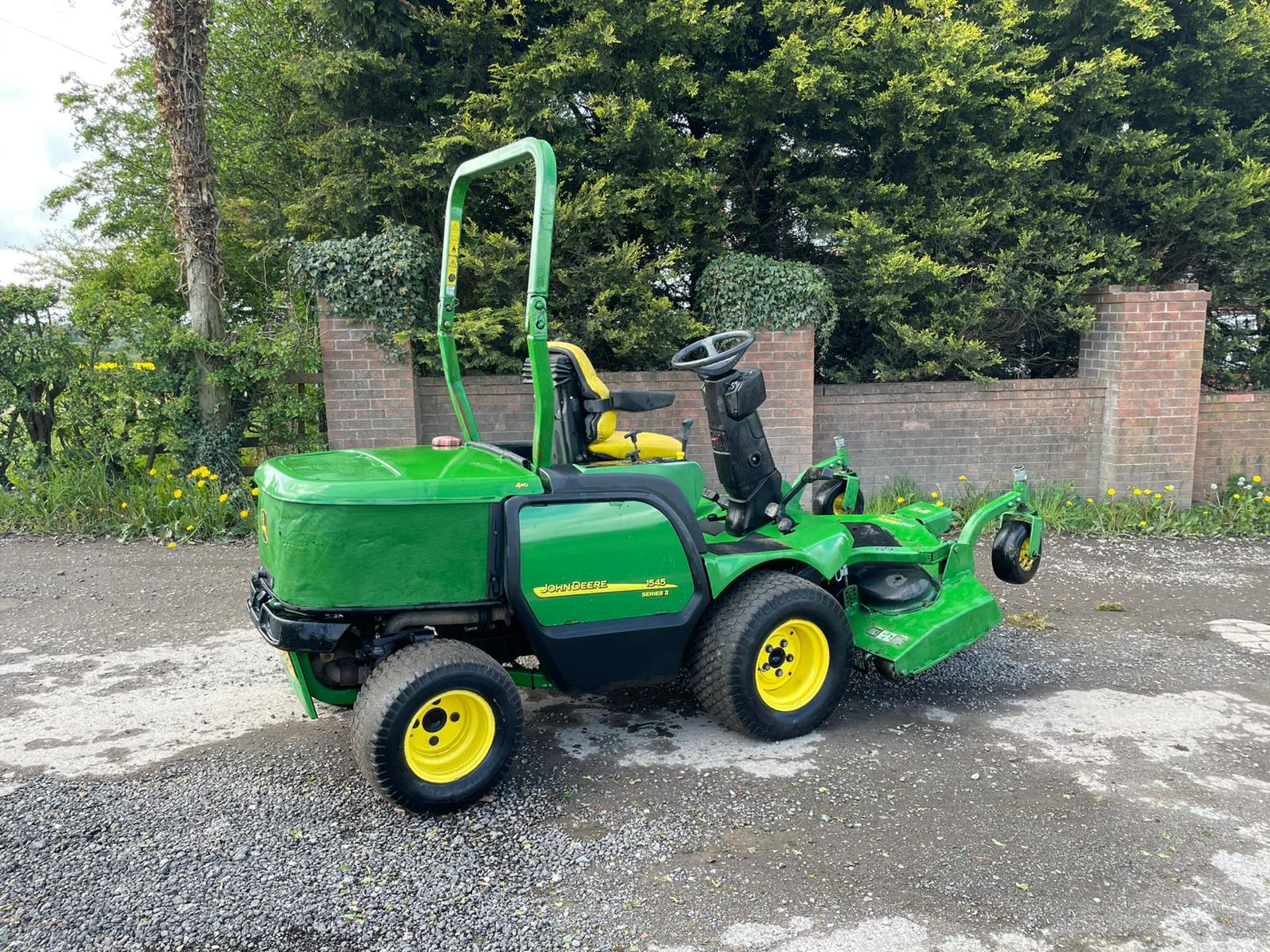 2011/60 JOHN DEERE 1545 RIDE ON MOWER, RUNS DRIVES AND CUTS, ROLL BAR, HYDROSTATIC *PLUS VAT* - Image 5 of 7