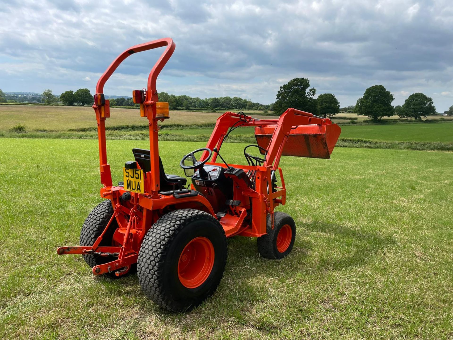 2001/51 B2410 COMPACT TRACTOR WITH LOADER AND BUCKET, 24hp, SHOWING 254 HOURS! *PLUS VAT* - Image 5 of 13