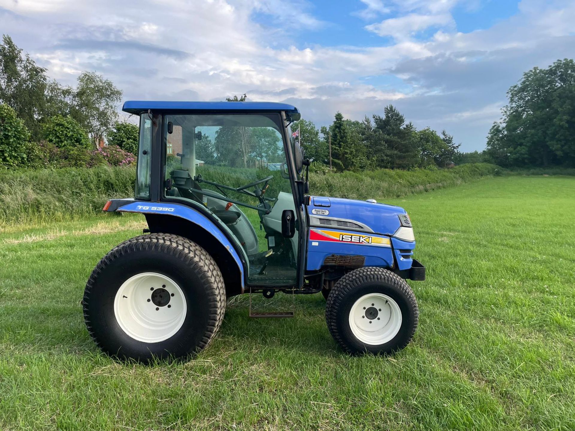 ISEKI TG 5390 TRACTOR, RUNS AND DRIVES, FULLY GLASS CAB, SHOWING A LOW 4371 HOURS, 38hp *PLUS VAT* - Image 4 of 14