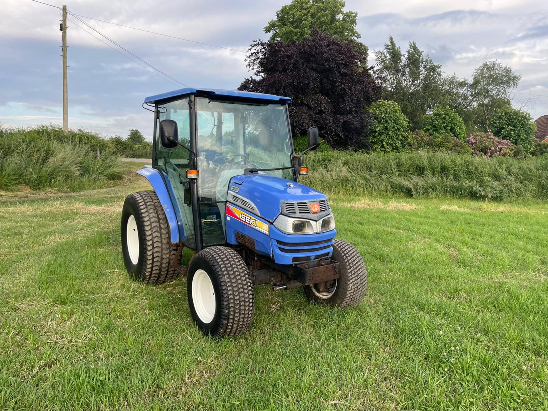 ISEKI TG 5390 TRACTOR, RUNS AND DRIVES, FULLY GLASS CAB, SHOWING A LOW 4371 HOURS, 38hp *PLUS VAT* - Image 3 of 14