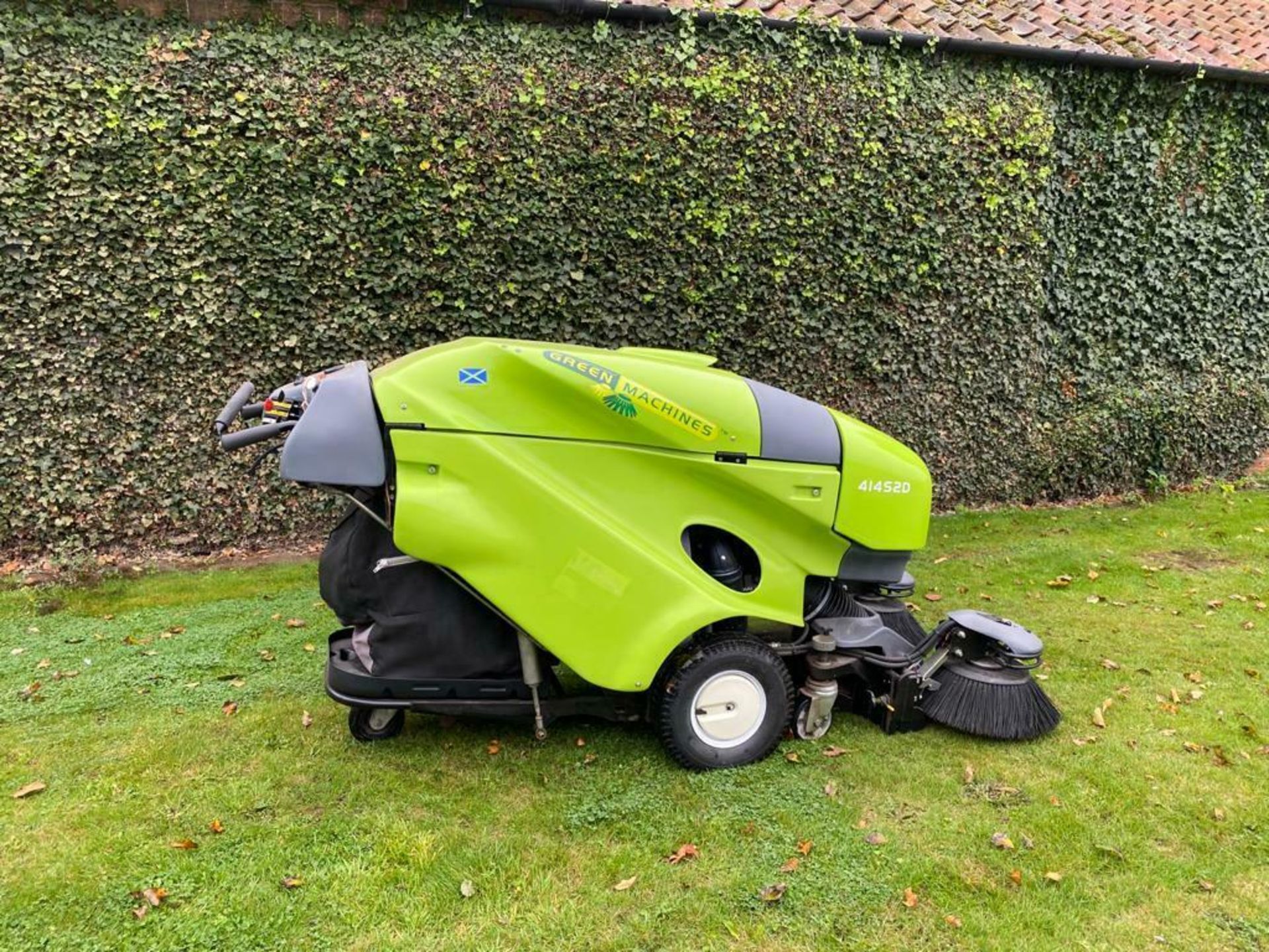 MA - TENNANT GREEN MACHINE MODEL: 414S2D PEDESTRIAN SWEEPER/ COLLECTOR, GENUINE 7 HOURS FROM NEW - Image 10 of 11