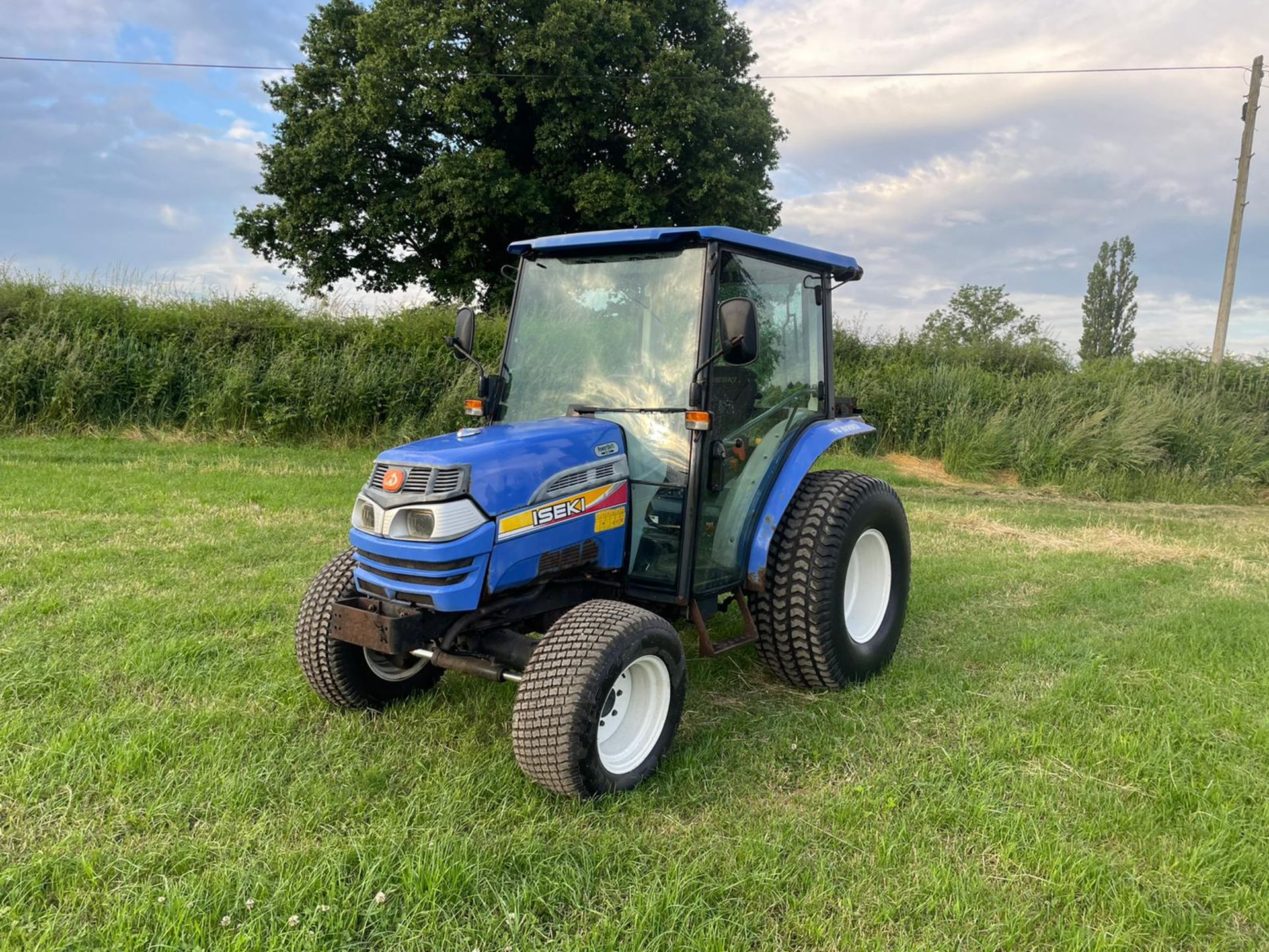 ISEKI TG 5390 TRACTOR, RUNS AND DRIVES, FULLY GLASS CAB, SHOWING A LOW 4371 HOURS, 38hp *PLUS VAT* - Image 2 of 14