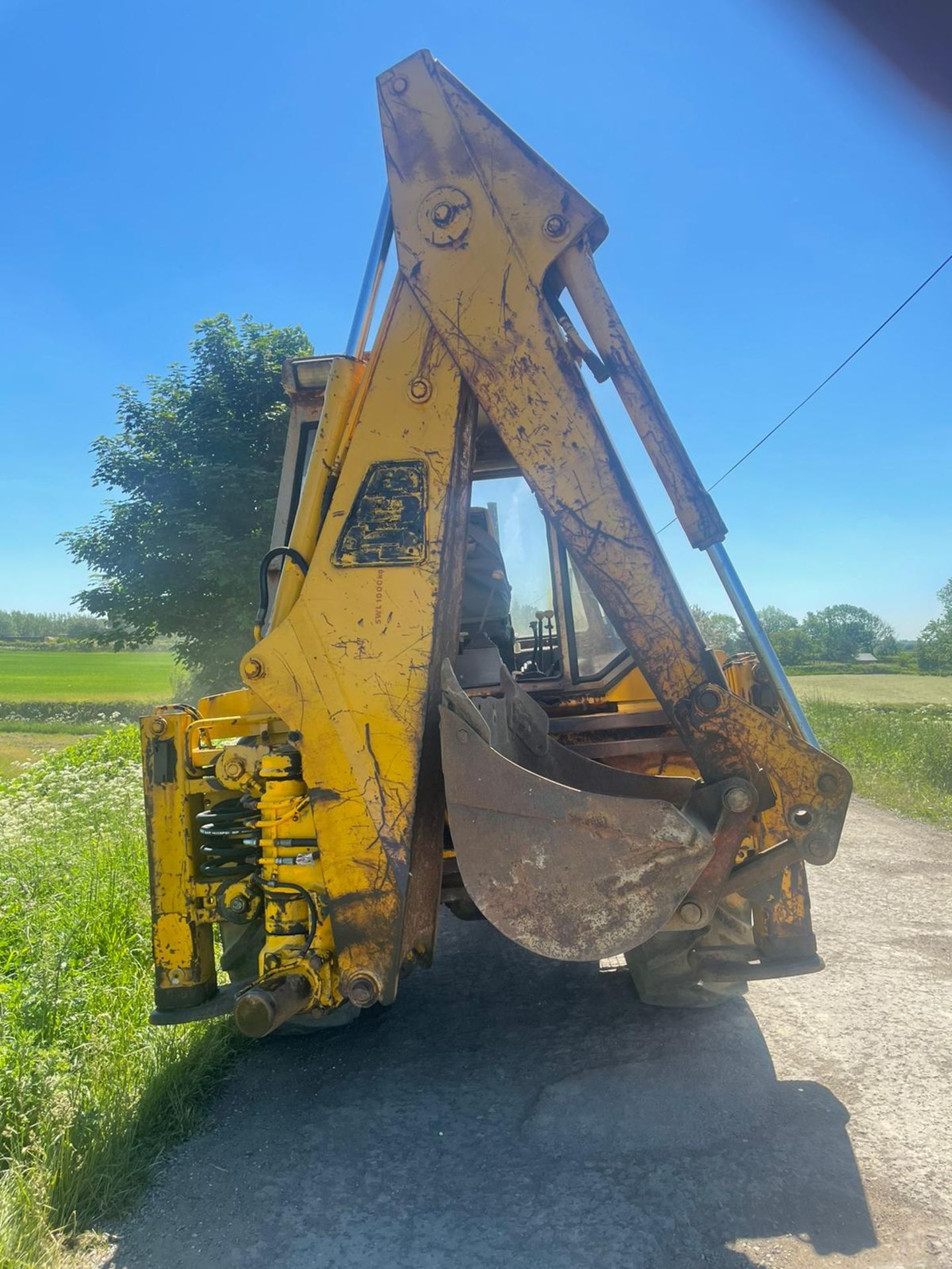 JCB 3CX FRONT LOADER BACKO, 4 WHEEL DRIVE, 4 IN ONE BUCKET, 4 SPEED FORWARDS, AND REVERSE *PLUS VAT* - Image 4 of 5