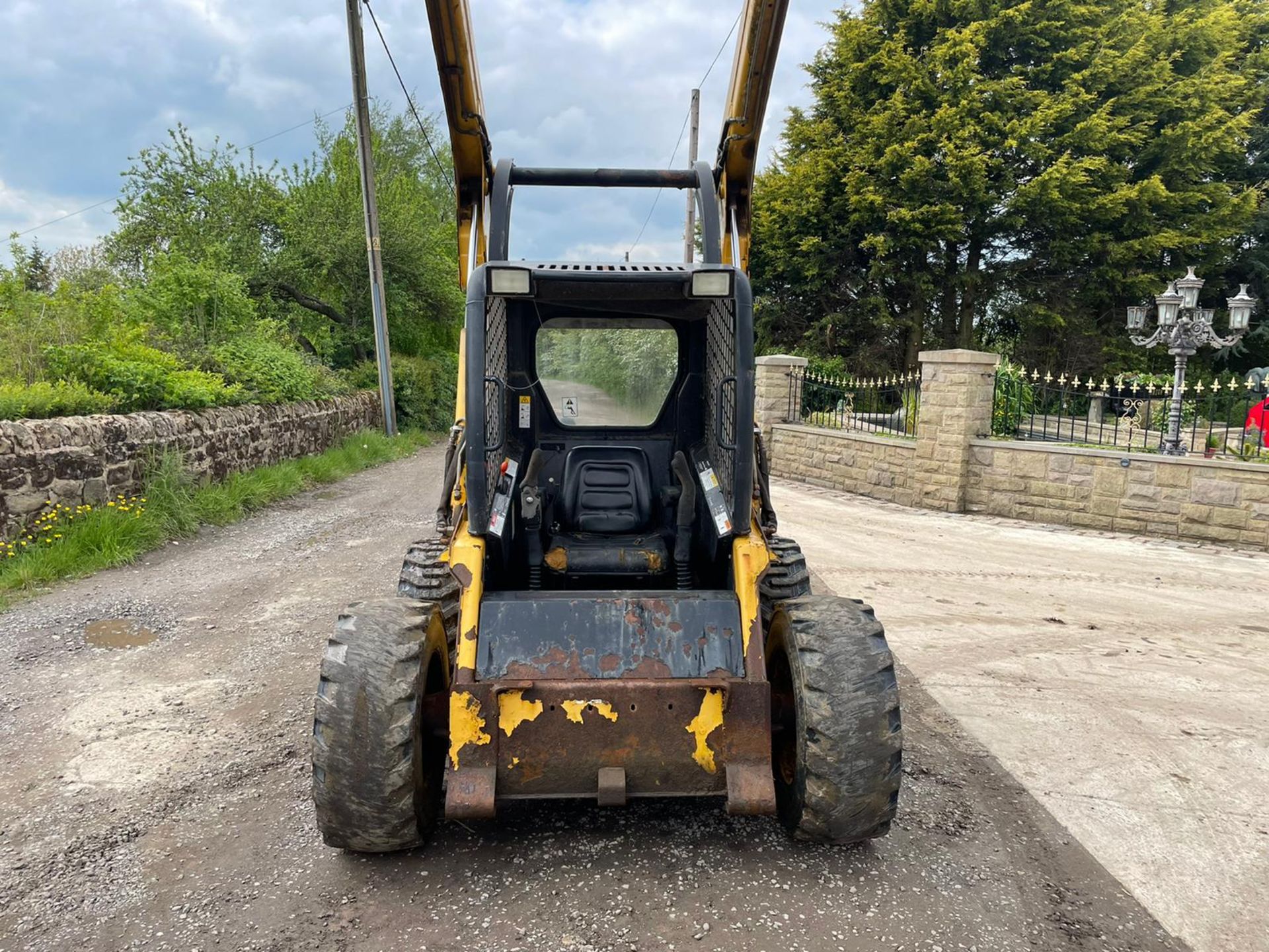 JOHN DEERE 250 SKIDSTEER, RUNS DRIVES AND LIFTS, SHOWING 3152 HOURS *PLUS VAT* - Image 6 of 13