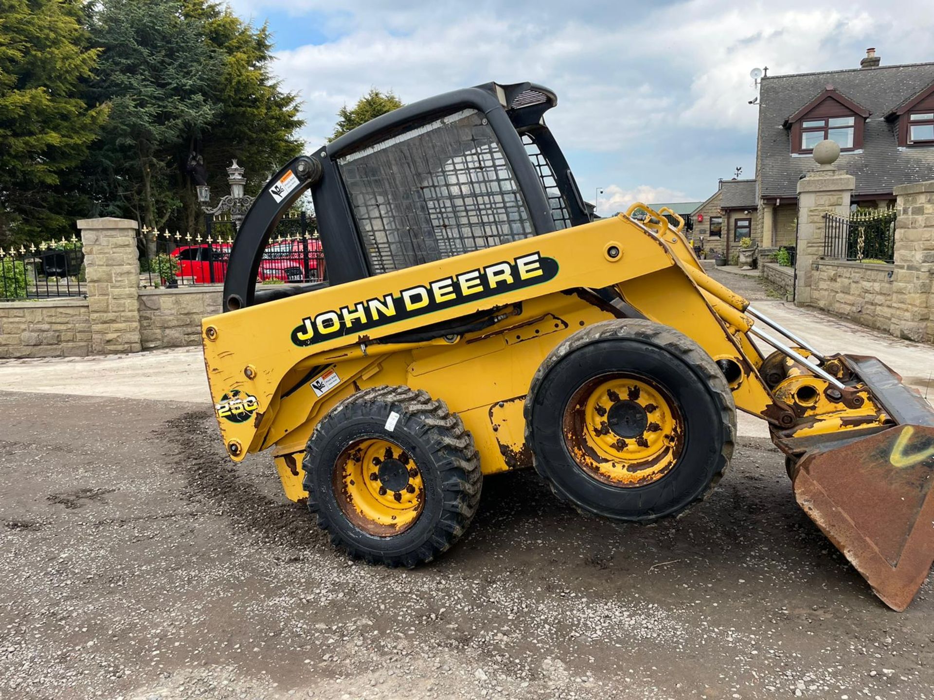 JOHN DEERE 250 SKIDSTEER, RUNS DRIVES AND LIFTS, SHOWING 3152 HOURS *PLUS VAT* - Image 7 of 13