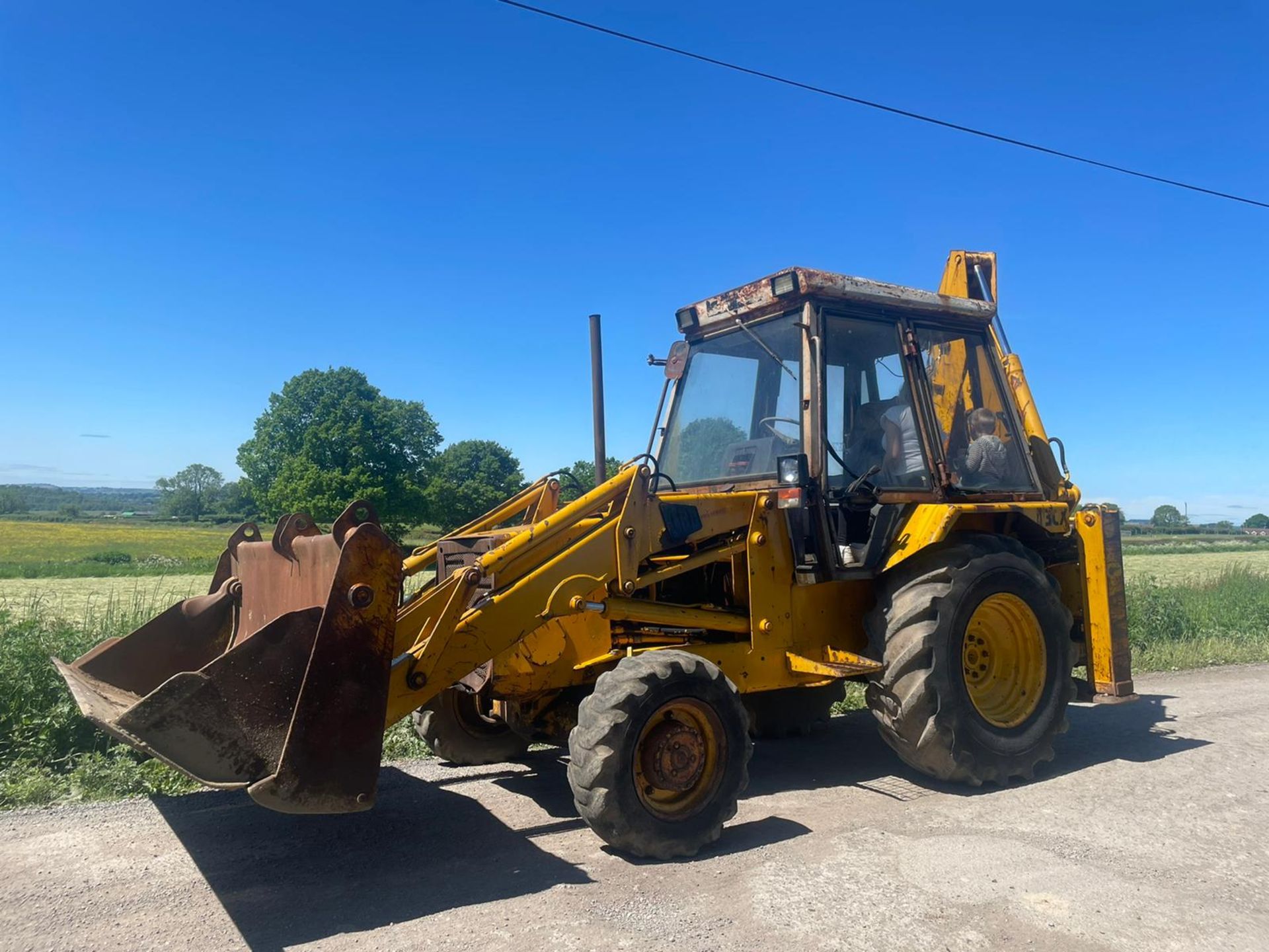 JCB 3CX FRONT LOADER BACKO, 4 WHEEL DRIVE, 4 IN ONE BUCKET, 4 SPEED FORWARDS, AND REVERSE *PLUS VAT* - Image 3 of 5