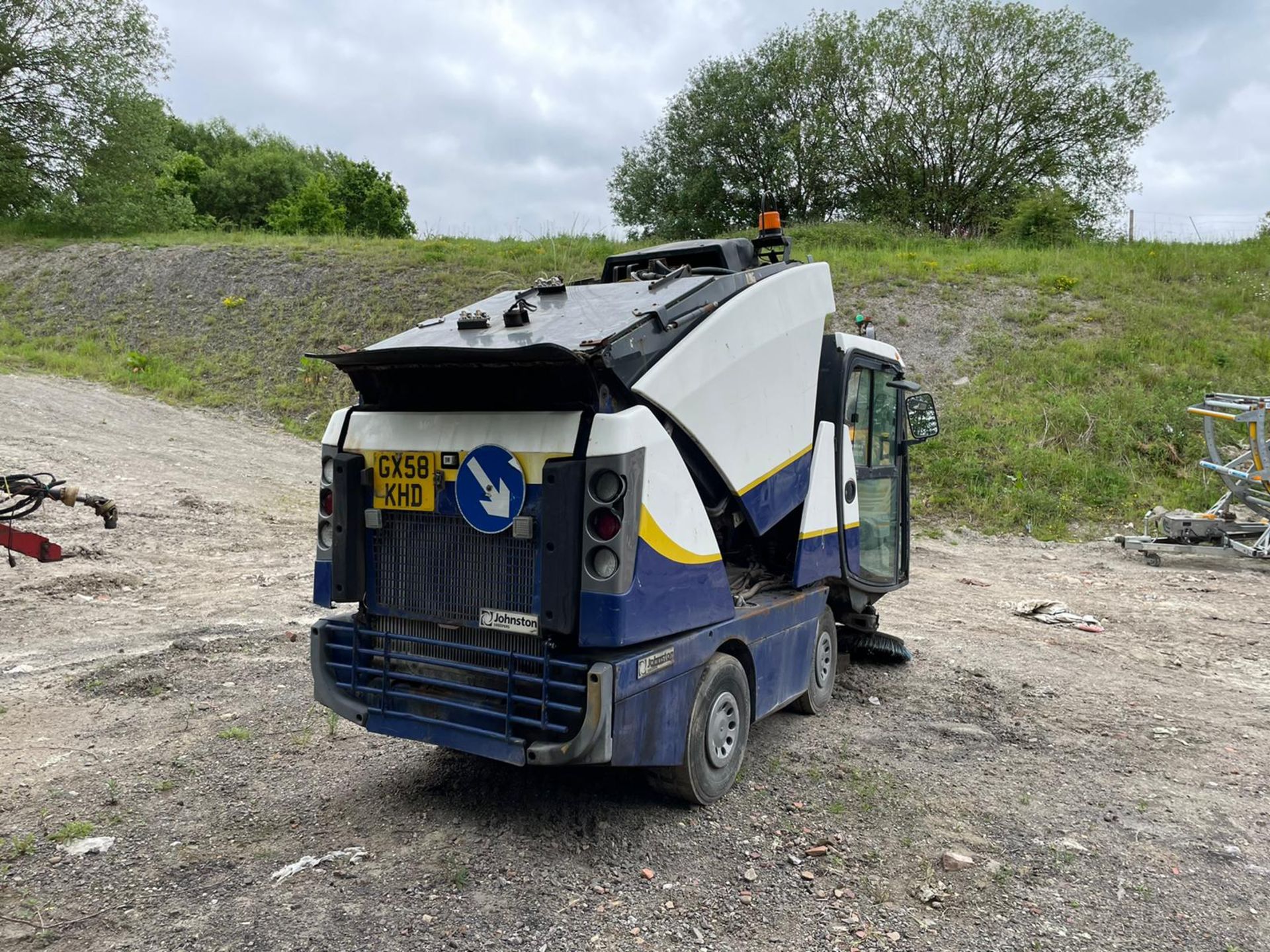 2008/58 JOHNSTON 142A 101T SWEEPER, LOADING IS NO ISSUE, 4 CYLINDER VM MOTOR ENGINE *PLUS VAT* - Image 5 of 12