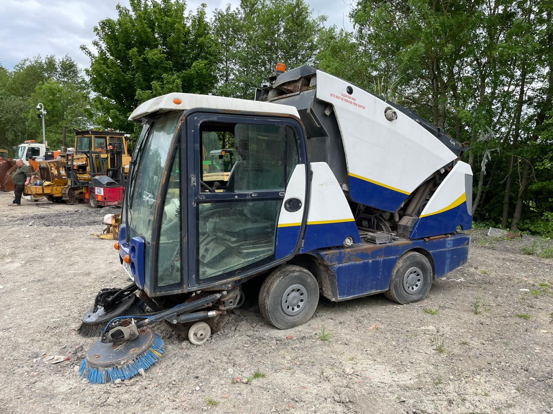 2008/58 JOHNSTON 142A 101T SWEEPER, LOADING IS NO ISSUE, 4 CYLINDER VM MOTOR ENGINE *PLUS VAT* - Image 3 of 12