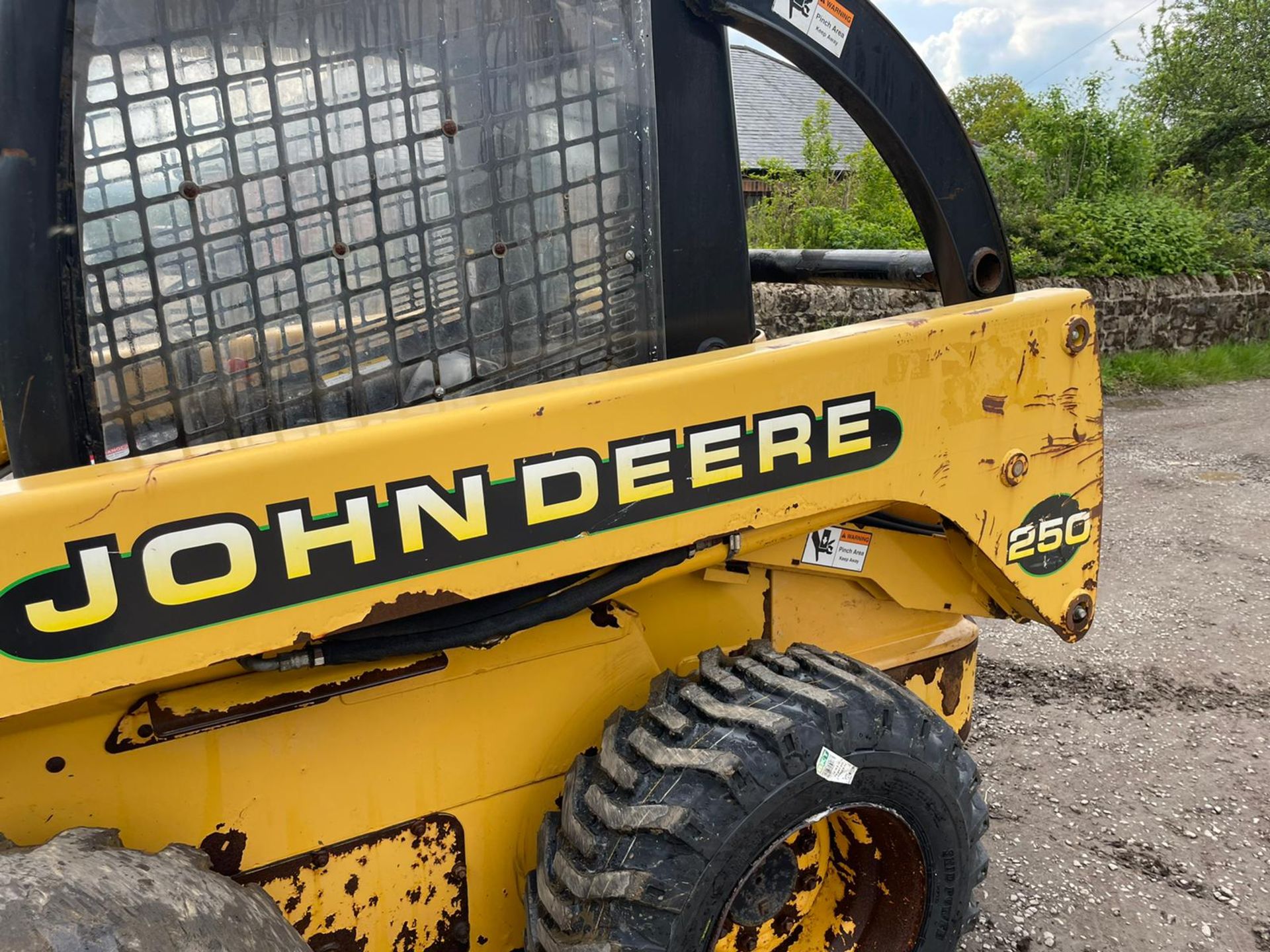 JOHN DEERE 250 SKIDSTEER, RUNS DRIVES AND LIFTS, SHOWING 3152 HOURS *PLUS VAT* - Image 9 of 13