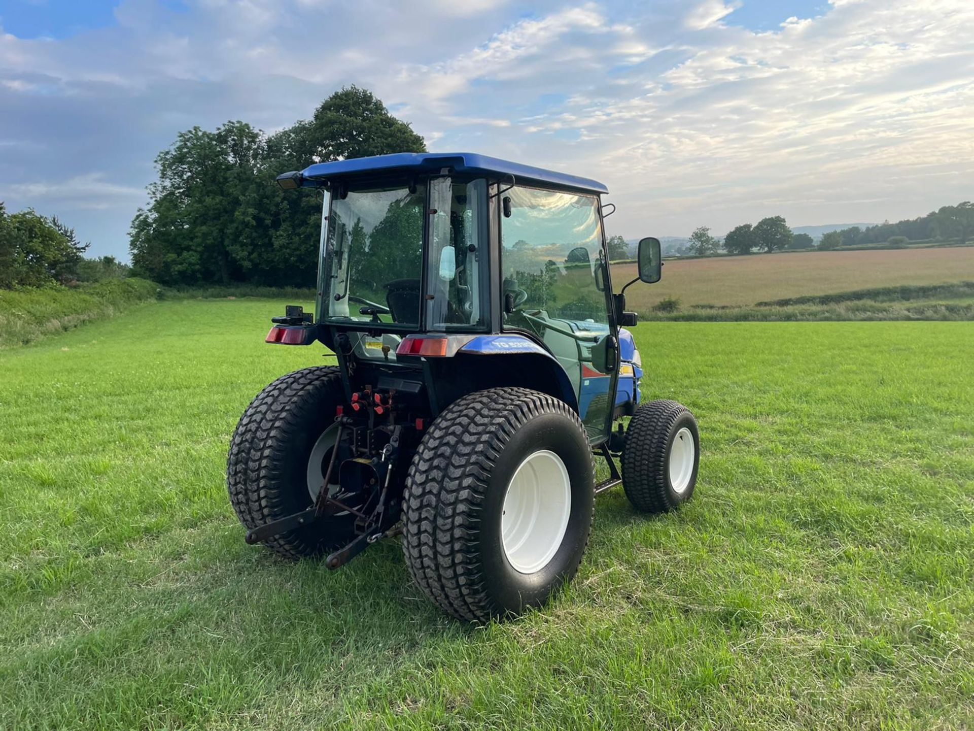 ISEKI TG 5390 TRACTOR, RUNS AND DRIVES, FULLY GLASS CAB, SHOWING A LOW 4371 HOURS, 38hp *PLUS VAT* - Image 5 of 14