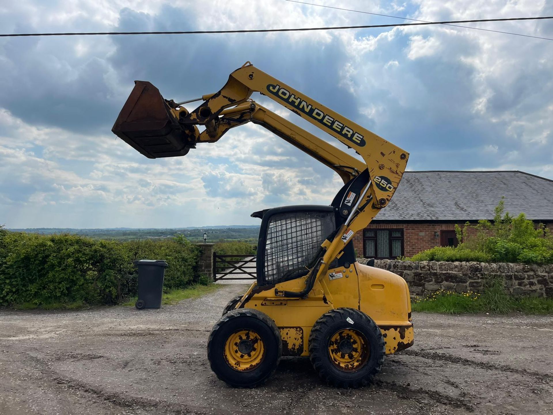 JOHN DEERE 250 SKIDSTEER, RUNS DRIVES AND LIFTS, SHOWING 3152 HOURS *PLUS VAT*