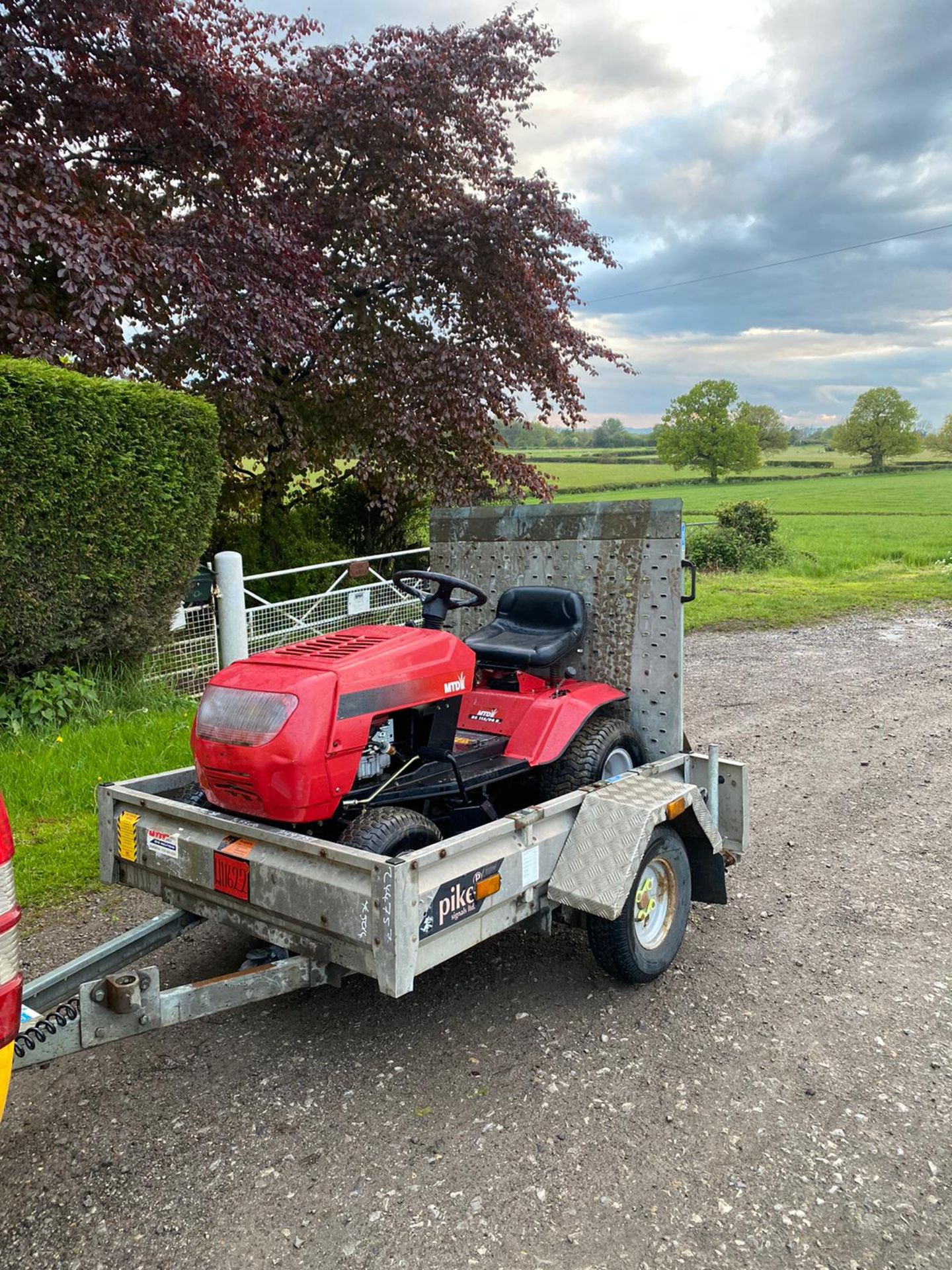 SINGLE AXLE PLANT TRAILER COMES WITH MTD RIDE ON LAWN MOWER, RUNS DRIVES AND CUTS *NO VAT* - Image 4 of 8