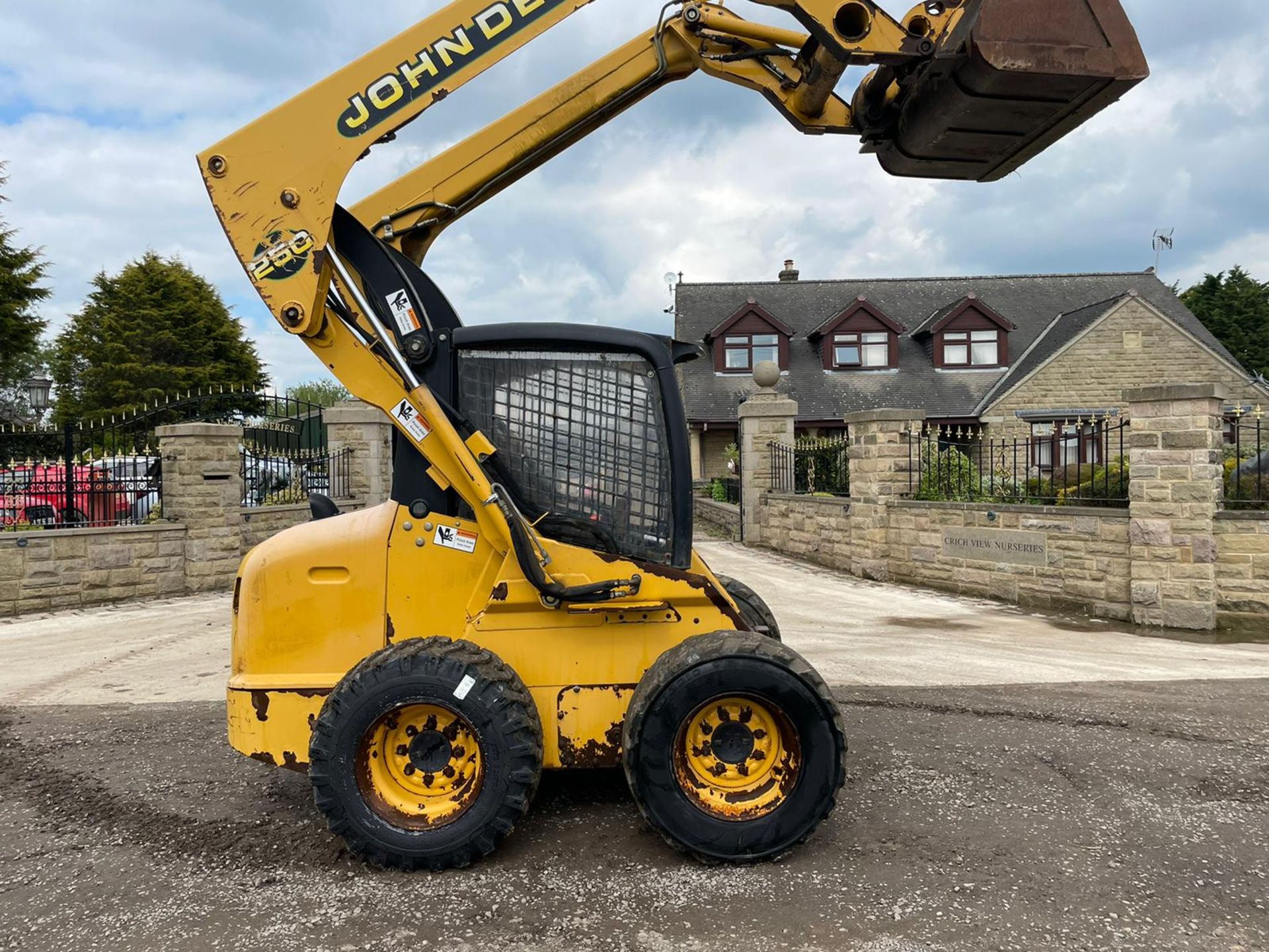 JOHN DEERE 250 SKIDSTEER, RUNS DRIVES AND LIFTS, SHOWING 3152 HOURS *PLUS VAT* - Image 4 of 13