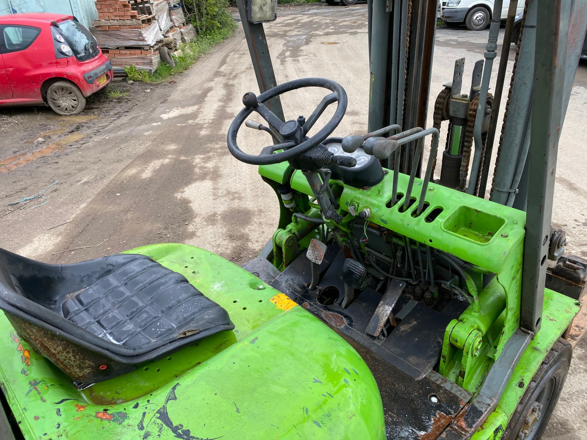 98 HALLA 2.5 TON DIESEL FORKLIFT, ISUZU ENGINE, STARTS AND RUNS AS IT SHOULD *PLUS VAT* - Image 5 of 6