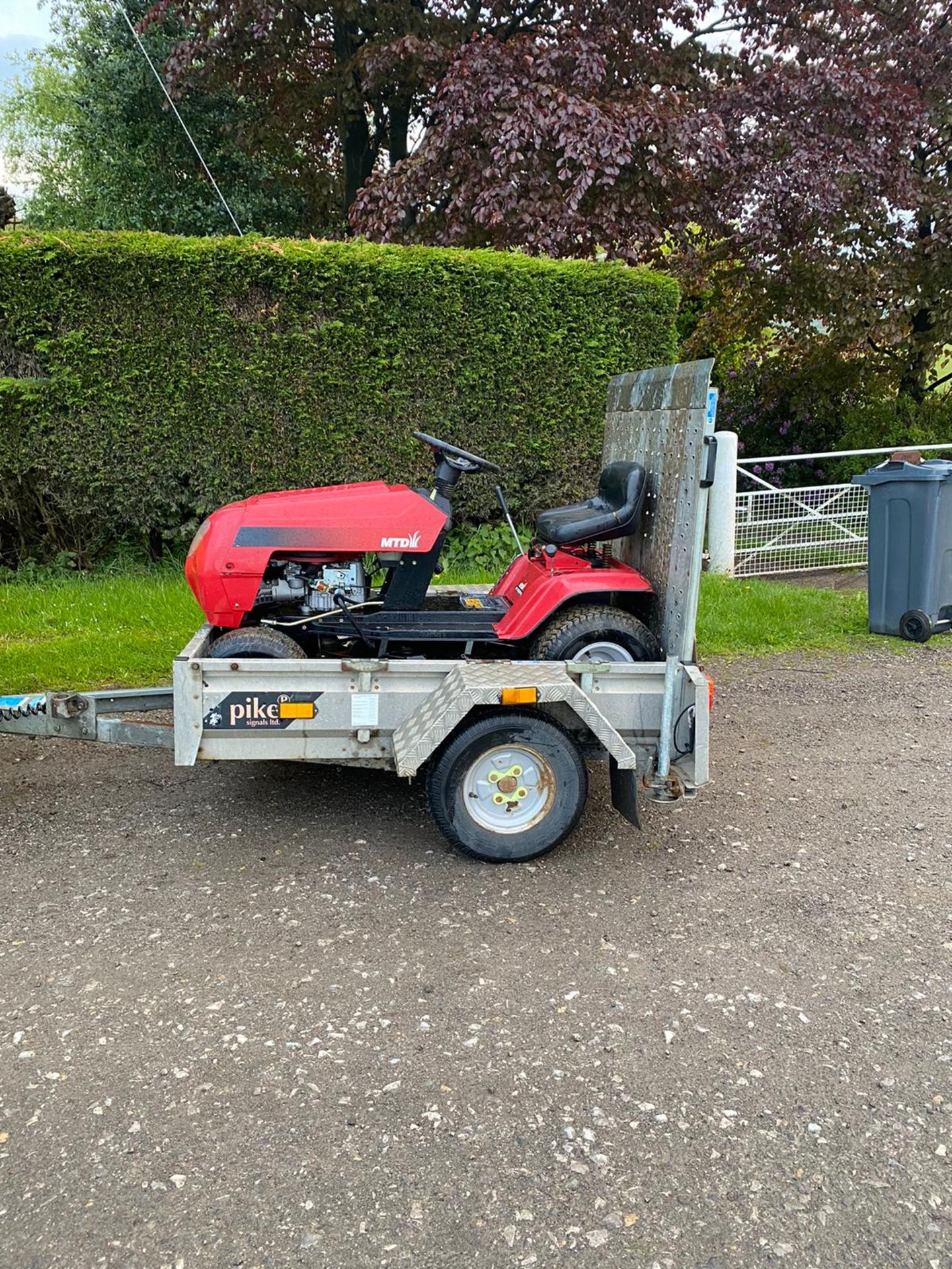 SINGLE AXLE PLANT TRAILER COMES WITH MTD RIDE ON LAWN MOWER, RUNS DRIVES AND CUTS *NO VAT* - Image 3 of 8