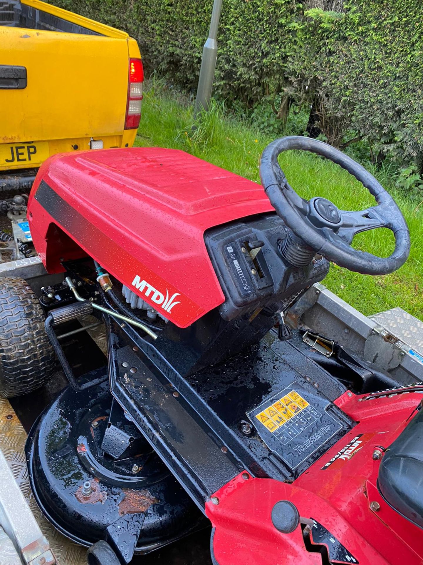 SINGLE AXLE PLANT TRAILER COMES WITH MTD RIDE ON LAWN MOWER, RUNS DRIVES AND CUTS *NO VAT* - Image 7 of 8