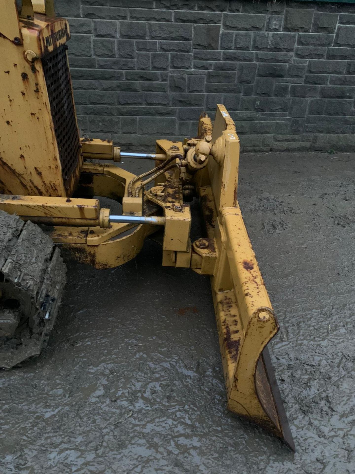 MITSUBISHI BD2F DOZER, RUNS, DRIVES AND PUSHES, 6 WAY BLADE, CAT S4E ENGINE *PLUS VAT* - Image 9 of 9