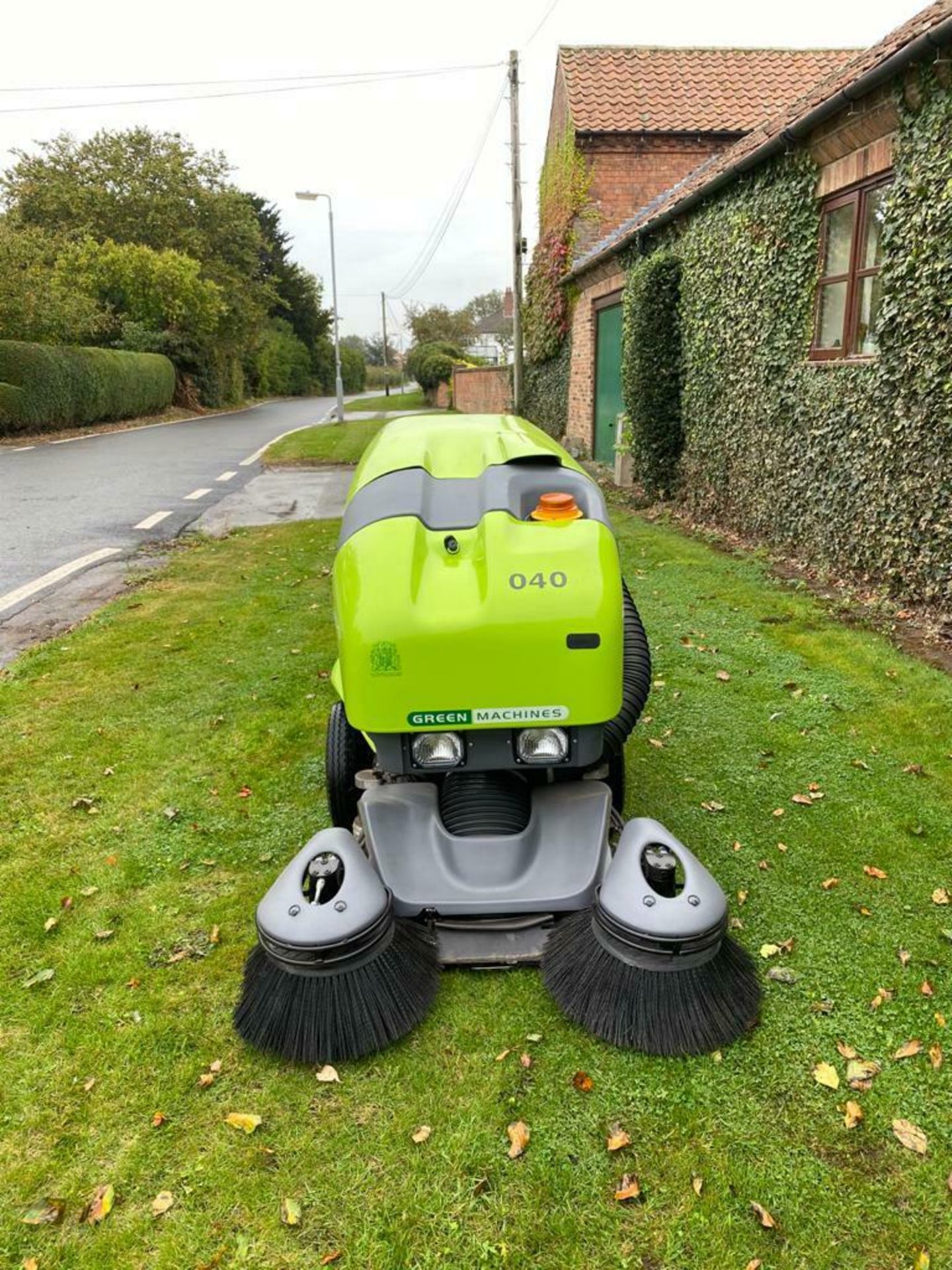 MA - TENNANT GREEN MACHINE MODEL: 414S2D PEDESTRIAN SWEEPER/ COLLECTOR, GENUINE 7 HOURS FROM NEW - Image 4 of 11