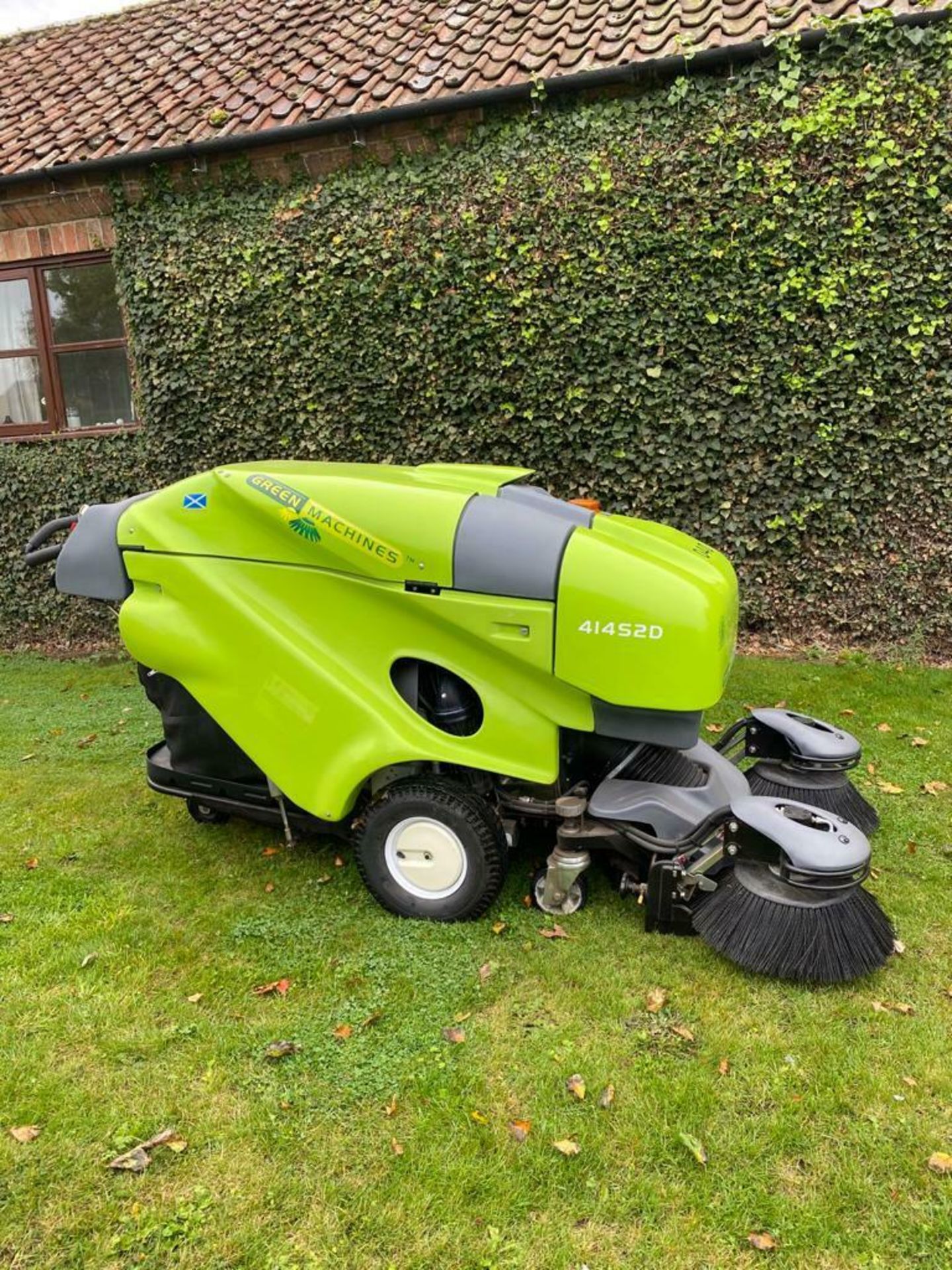 MA - TENNANT GREEN MACHINE MODEL: 414S2D PEDESTRIAN SWEEPER/ COLLECTOR, GENUINE 7 HOURS FROM NEW - Image 2 of 11