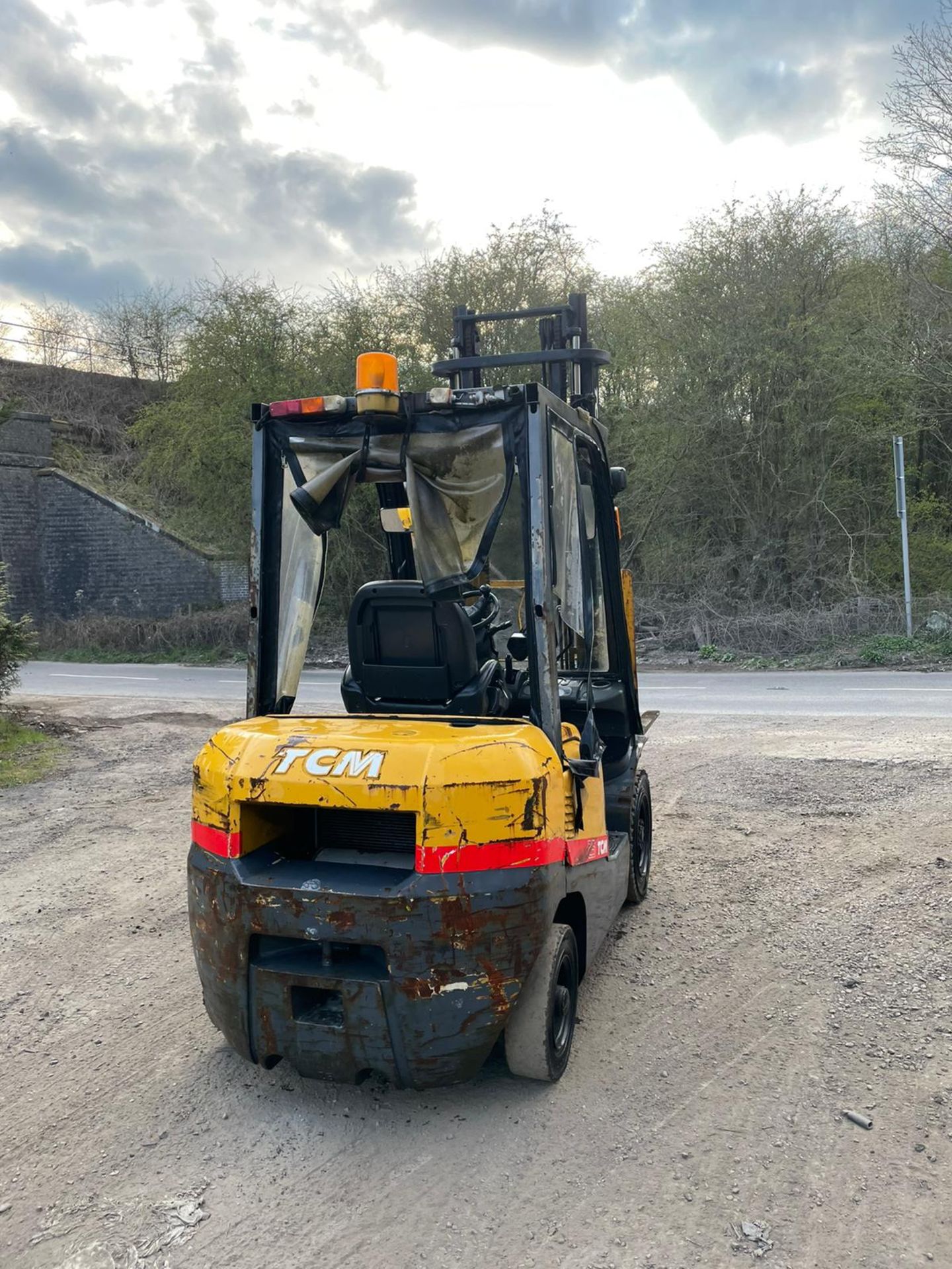 TCM 2.5TON FORKLIFT, RUNS DRIVES AND LIFTS, YEAR 2007, STILL IN DAILY USE *PLUS VAT* - Image 3 of 6