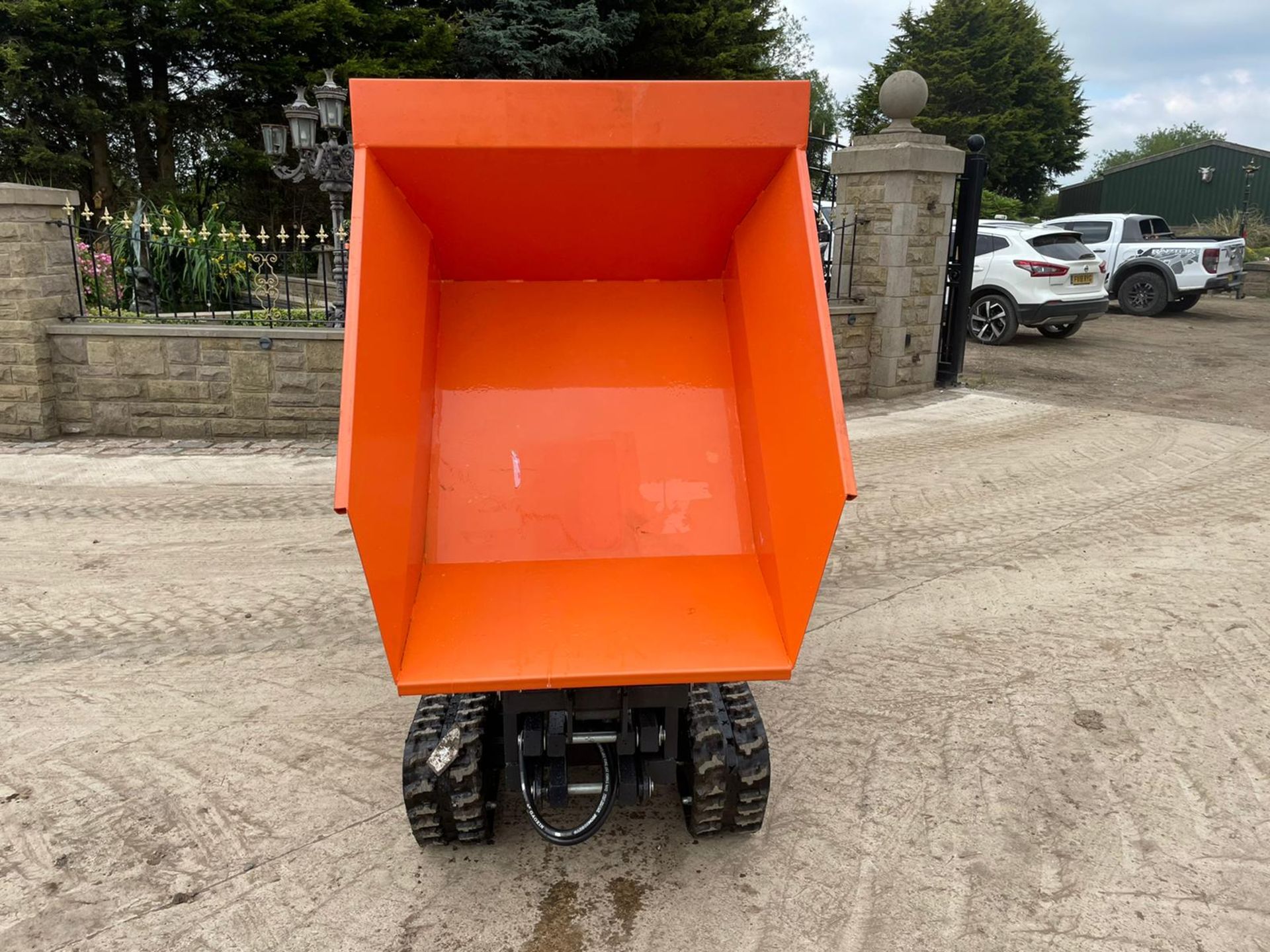 NEW AND UNUSED HOUSER T500 STAND ON / WALK BEHIND TRACKED DUMPER, RUNS DRIVES AND TIPS *PLUS VAT* - Image 4 of 14