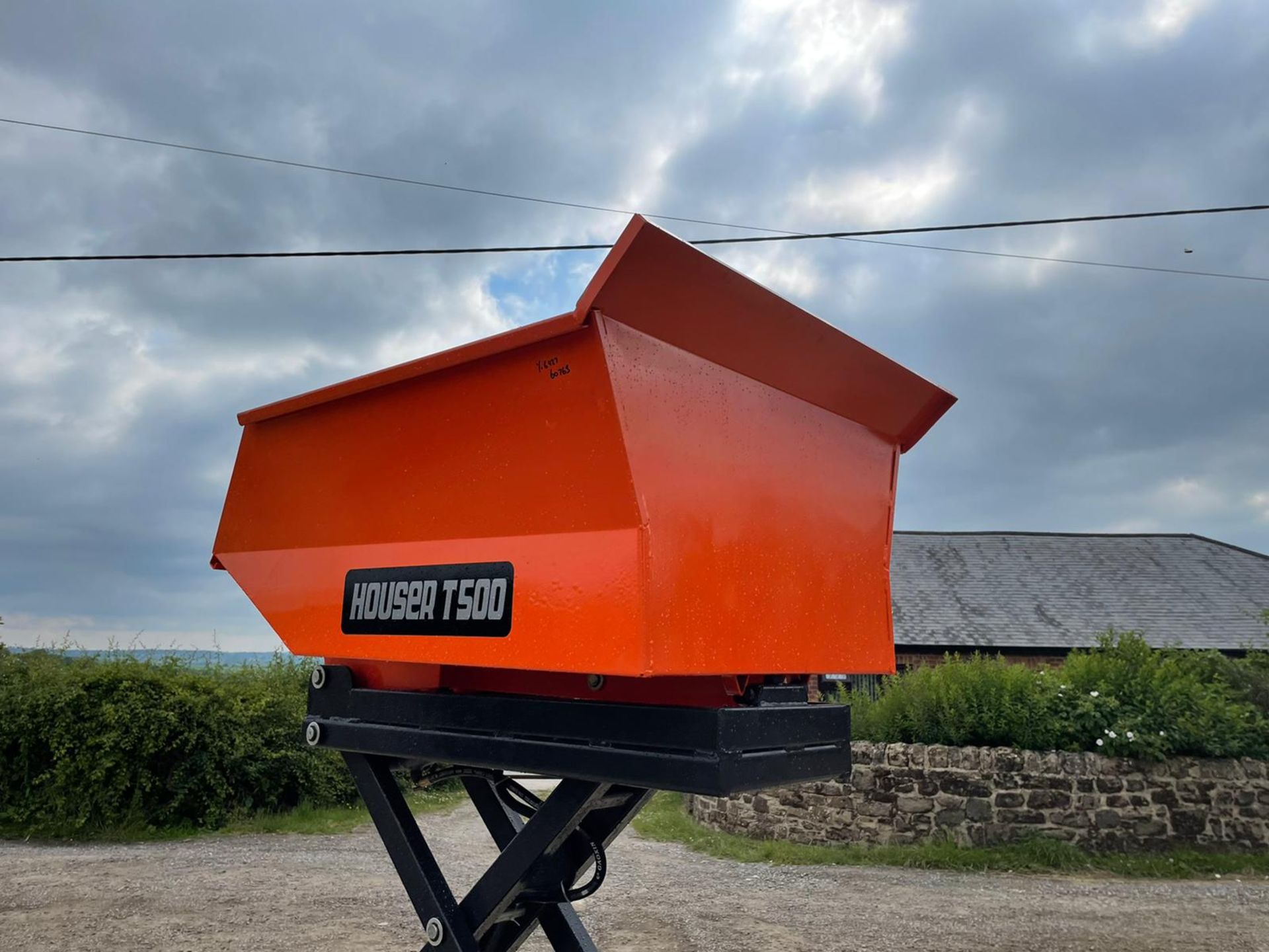 NEW AND UNUSED HOUSER T500 STAND ON / WALK BEHIND TRACKED DUMPER, RUNS DRIVES AND TIPS *PLUS VAT* - Image 8 of 14
